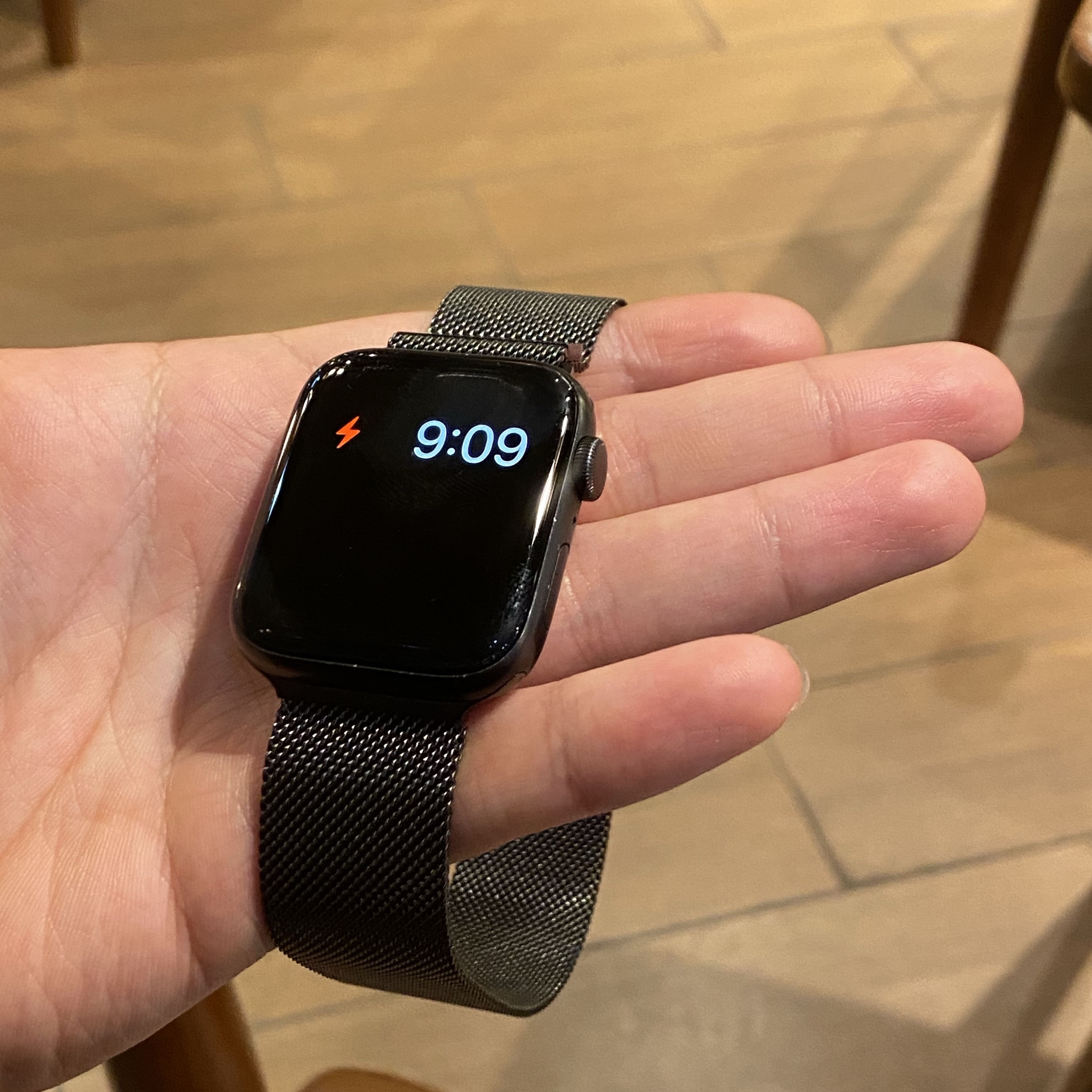 Apple Watch SE 2023 44mm Cellular Midnight Aluminium Case with Sport Loop Midnight (Korean Ver.) 착용 스타일