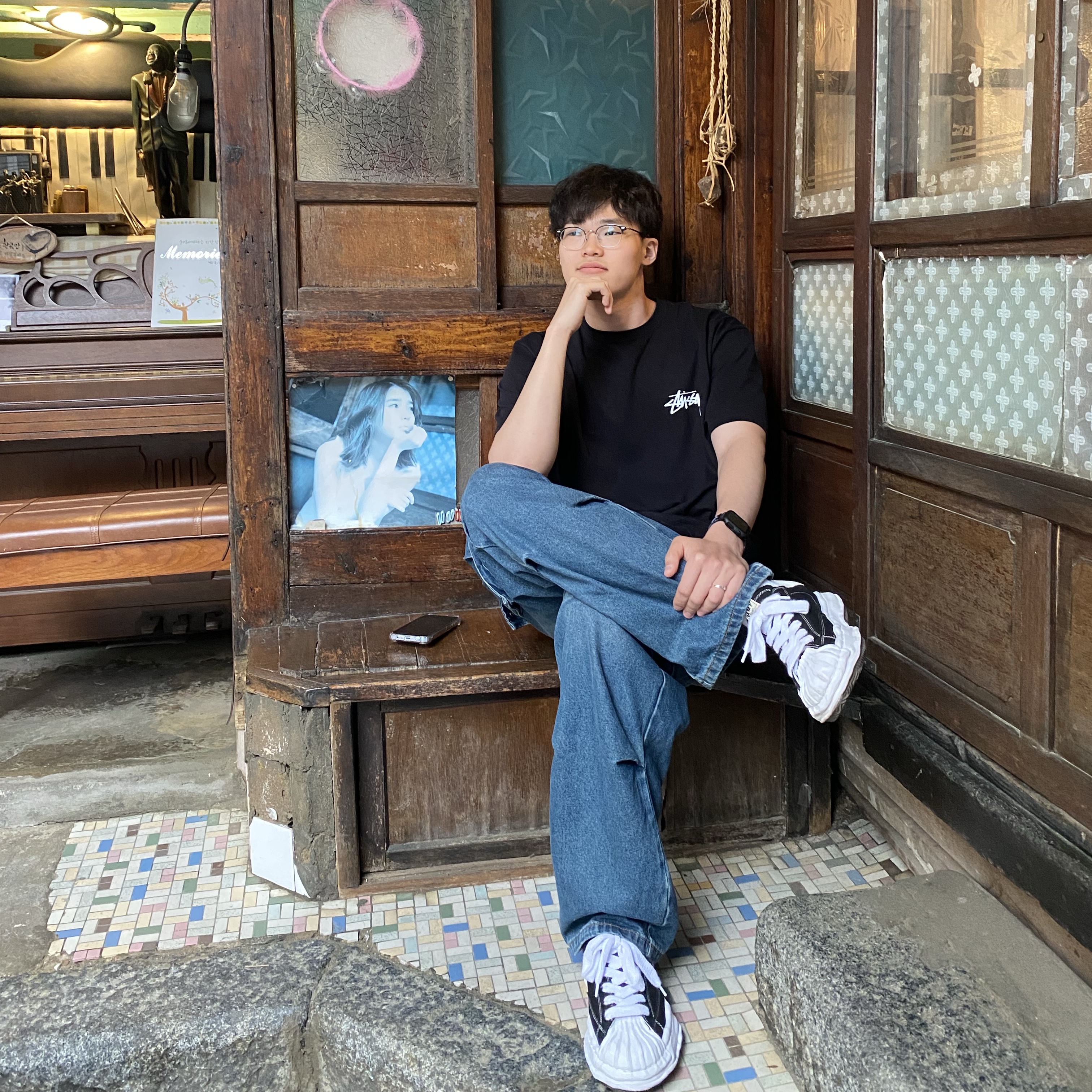 Stussy Kittens T-Shirt Black, Maison Mihara Yasuhiro Blakey OG Sole Canvas Low-top Sneakers Black White 착용 스타일 - 1