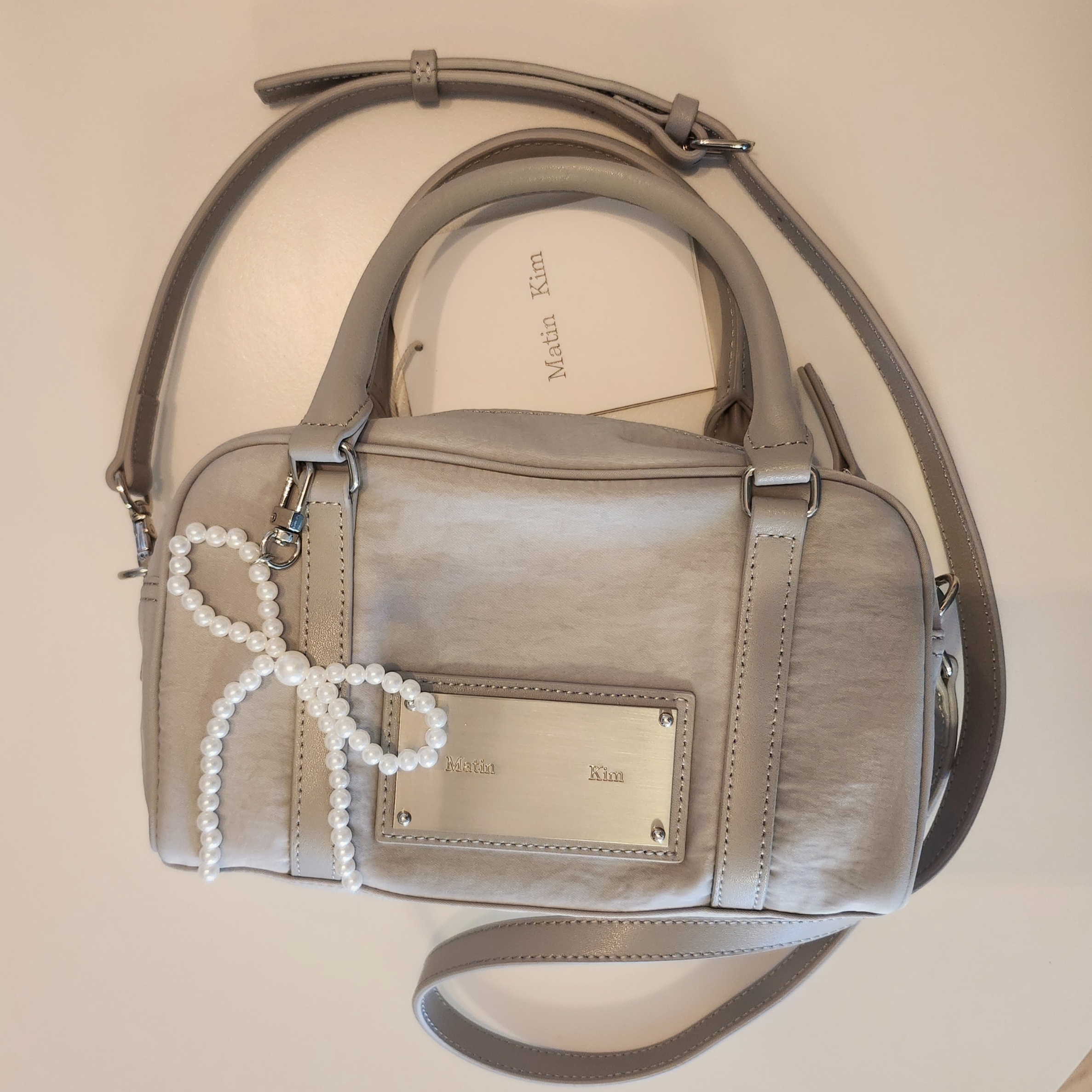 Matin Kim Baby Sporty Tote Bag Light Grey 착용 스타일