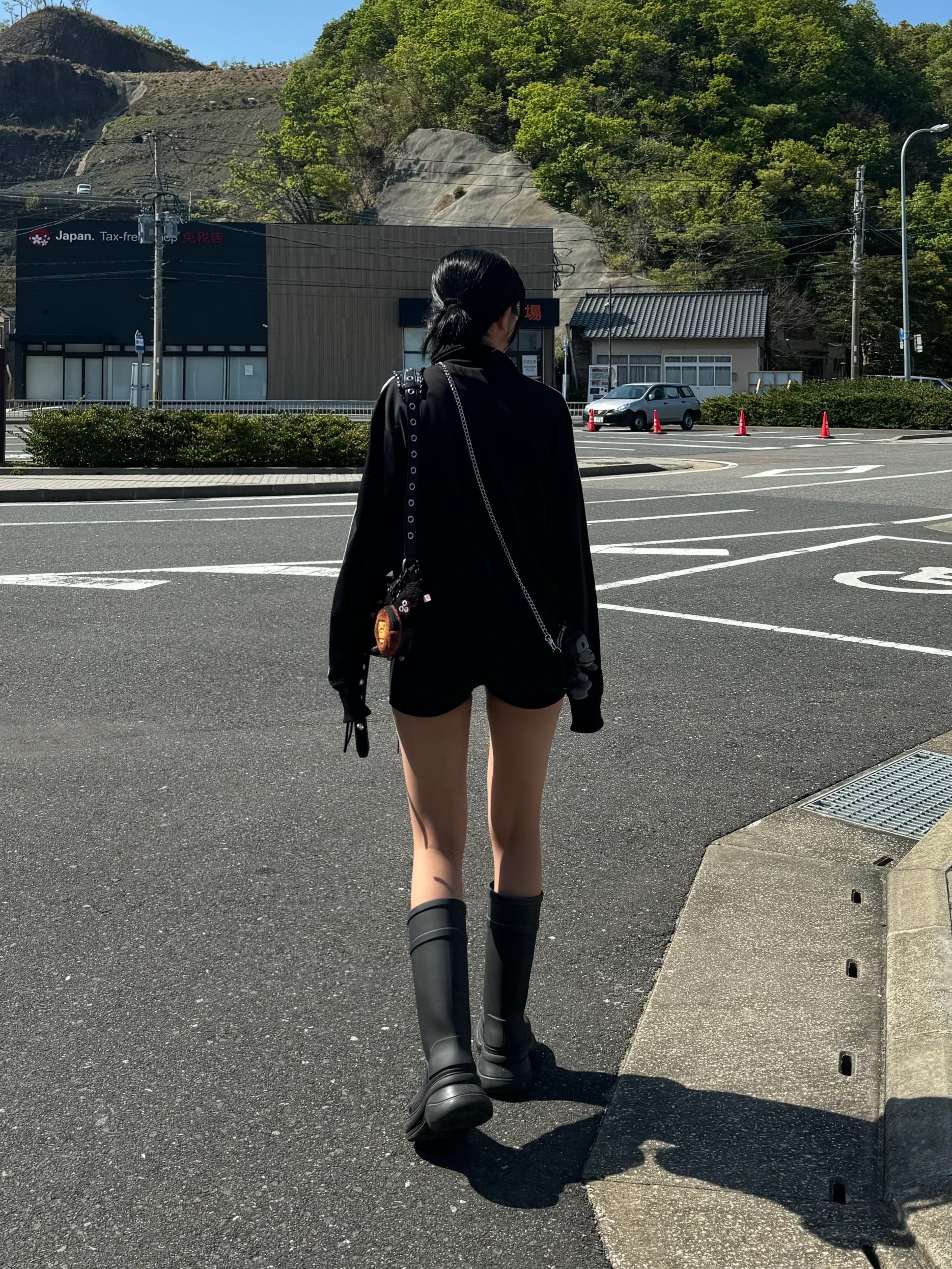 (W) Balenciaga x Crocs Rubber Boot Black, BAPE Baby Milo Mini Shoulder Bag Black 착용 스타일 - 2