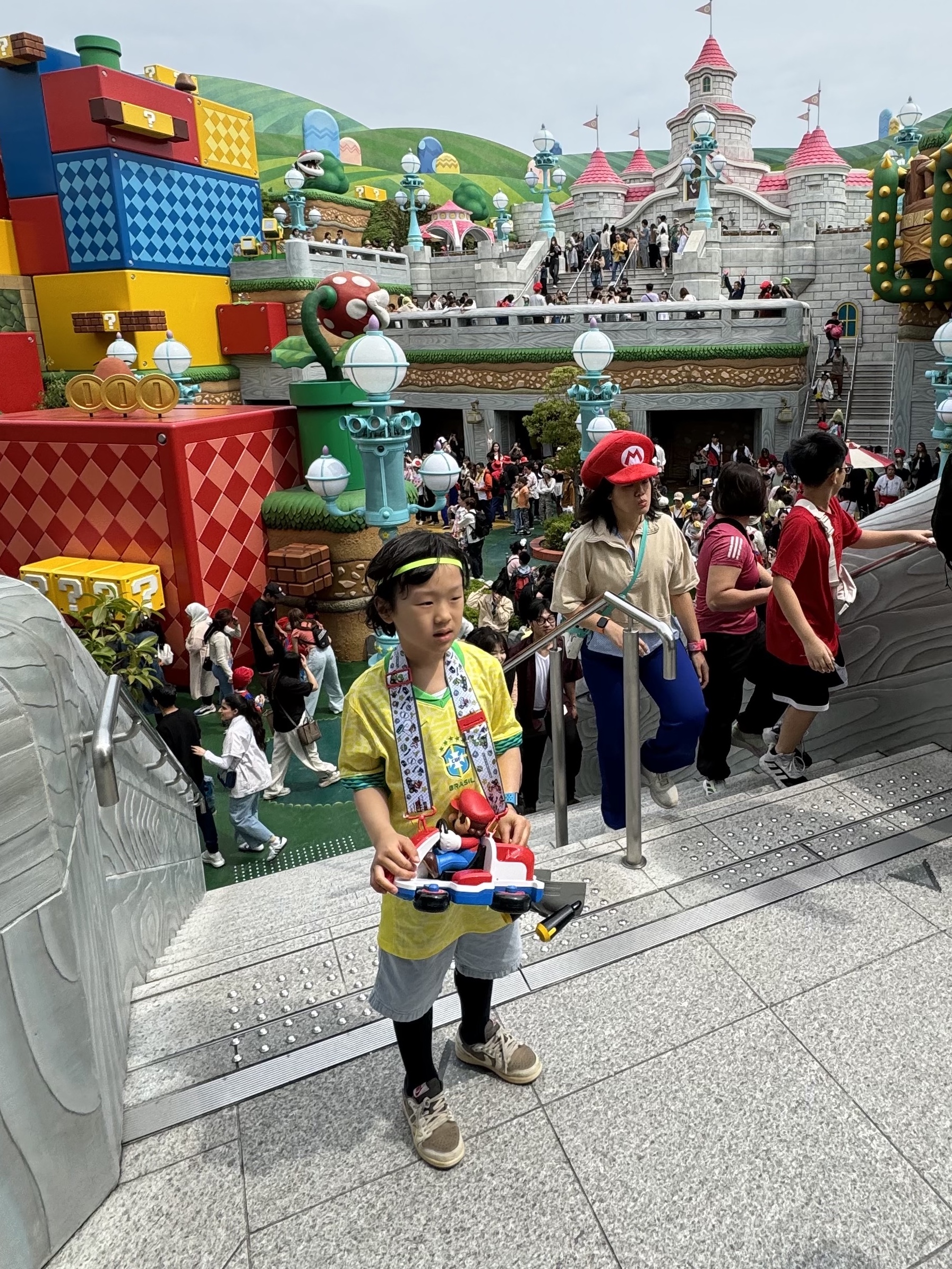 (PS) Jordan 1 x Travis Scott Retro Low OG SP Sail and Ridgerock, Nike Brazil 2024/25 Dri-Fit Stadium Home Jersey Dynamic Yellow (Non Marking Ver.) 착용 스타일 - 4