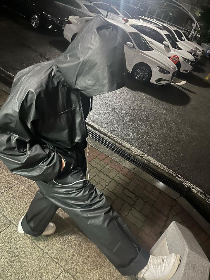 Yeezy Gap Engineered By Balenciaga Coated Cotton Overalls Black, Nike Air Force 1 Mid '07 White 착용 스타일 - 1