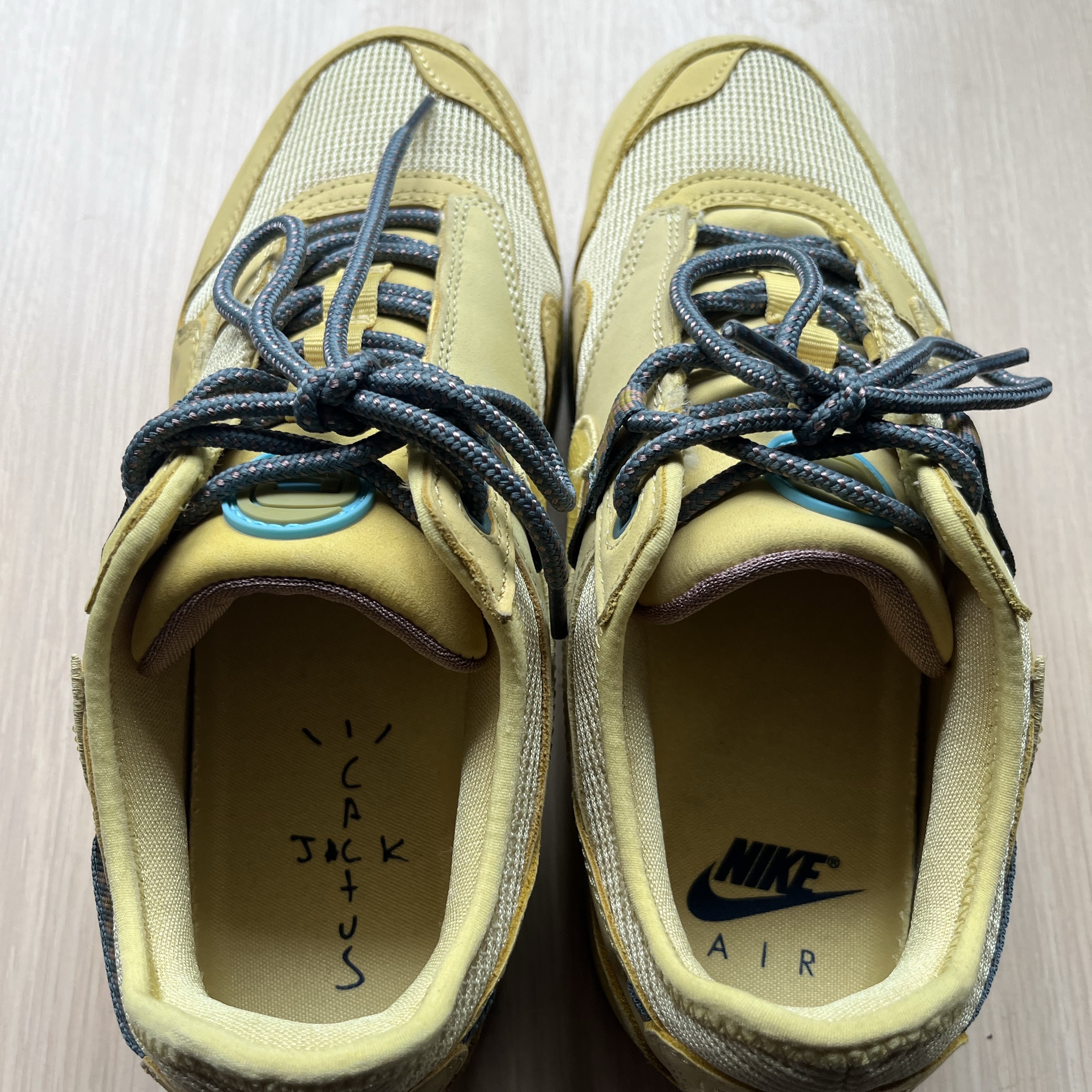 Nike x Travis Scott Air Max 1 Cact.us Gold 착용 스타일 - 1