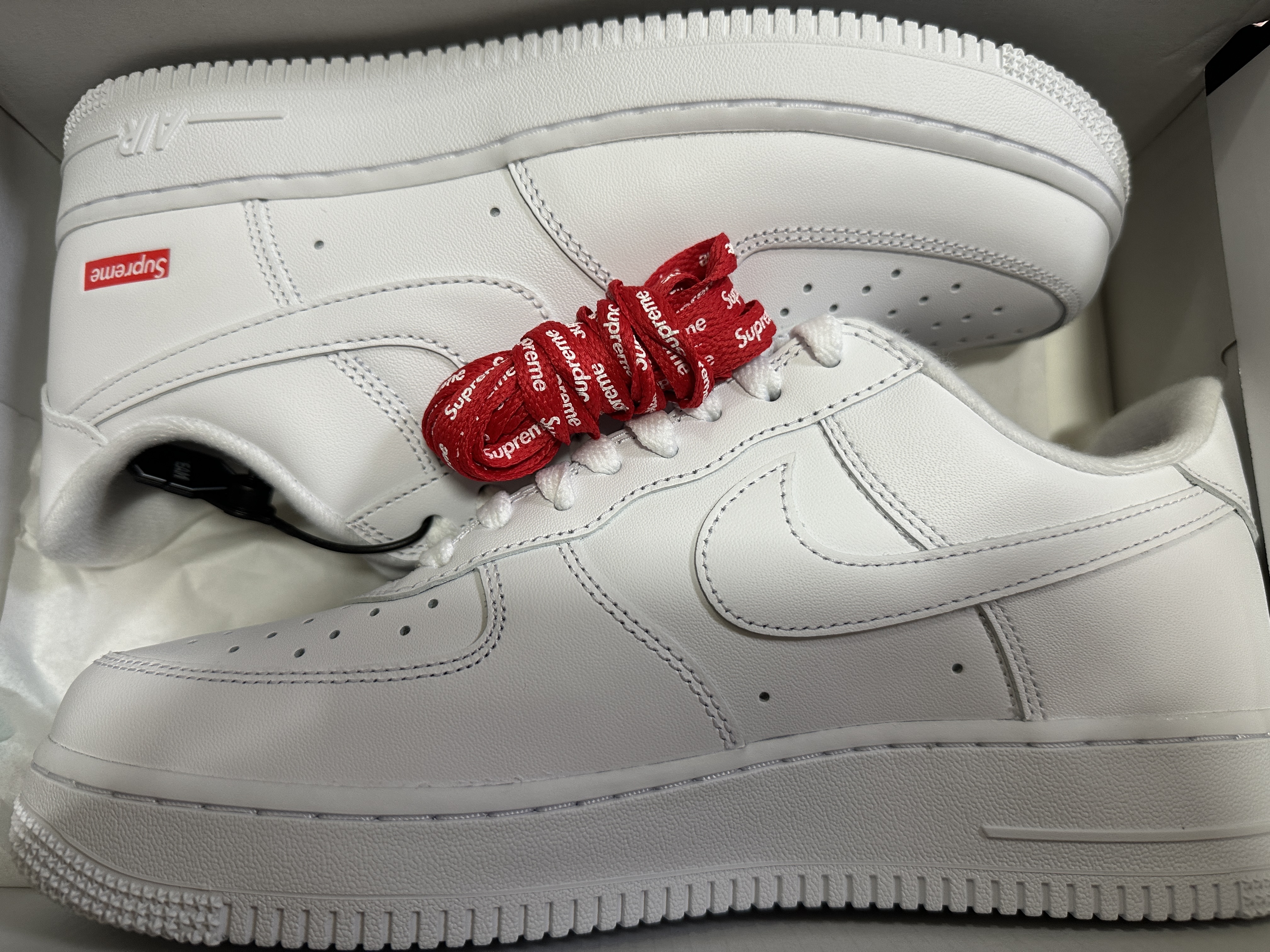 Nike x Supreme Air Force 1 Low White 착용 스타일