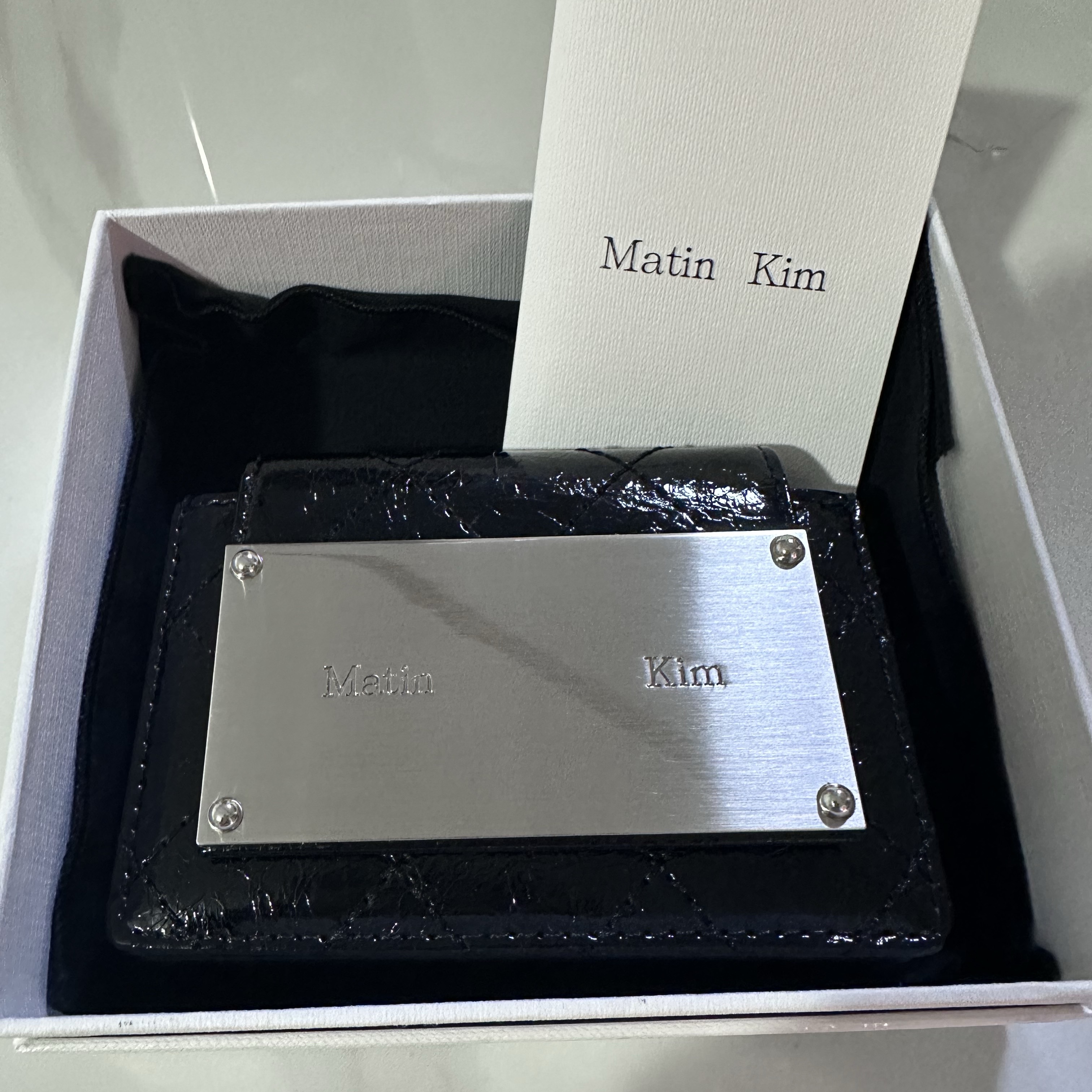 Matin Kim Quilting Accordion Wallet Black 착용 스타일