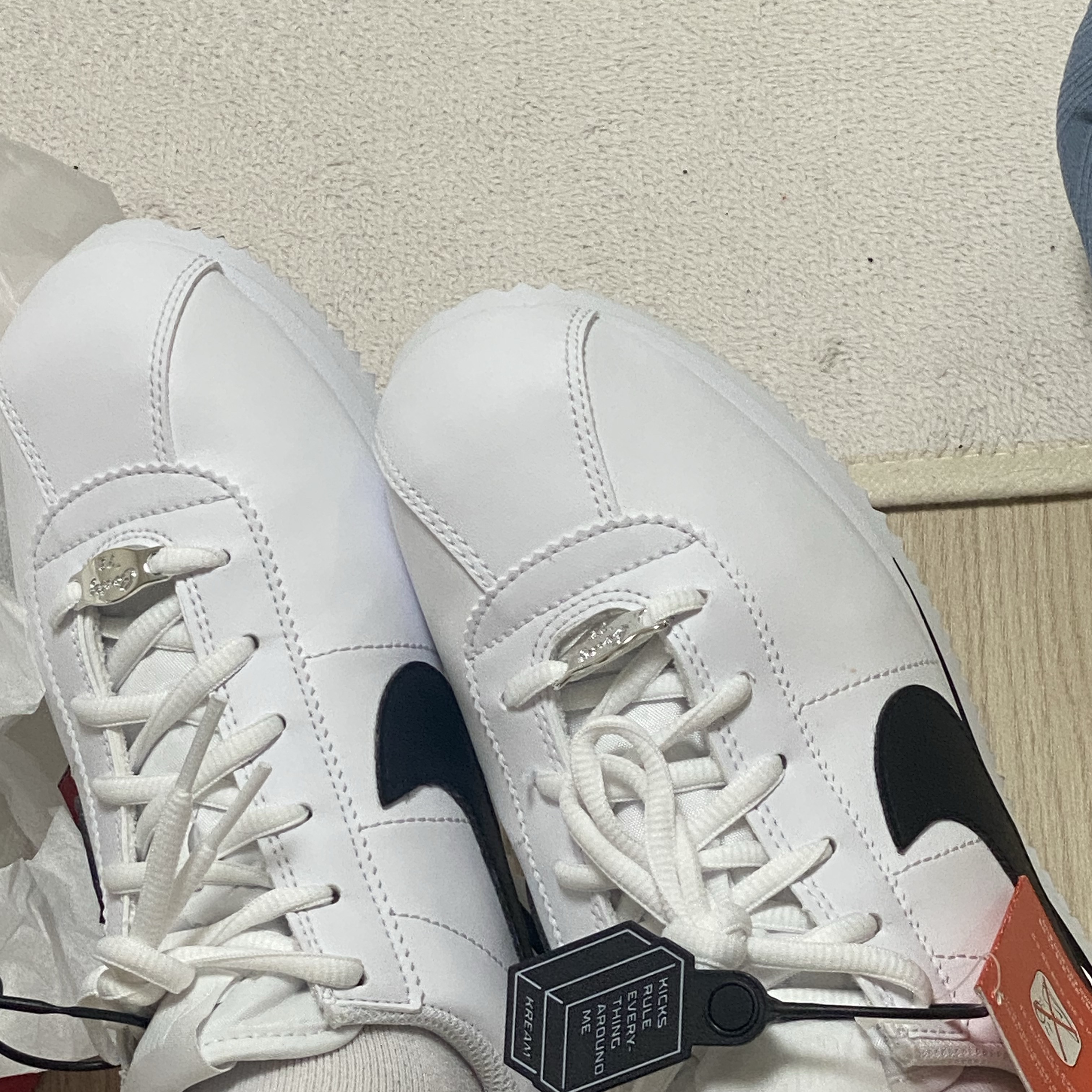 (GS) Nike Cortez Basic SL White Black 착용 스타일