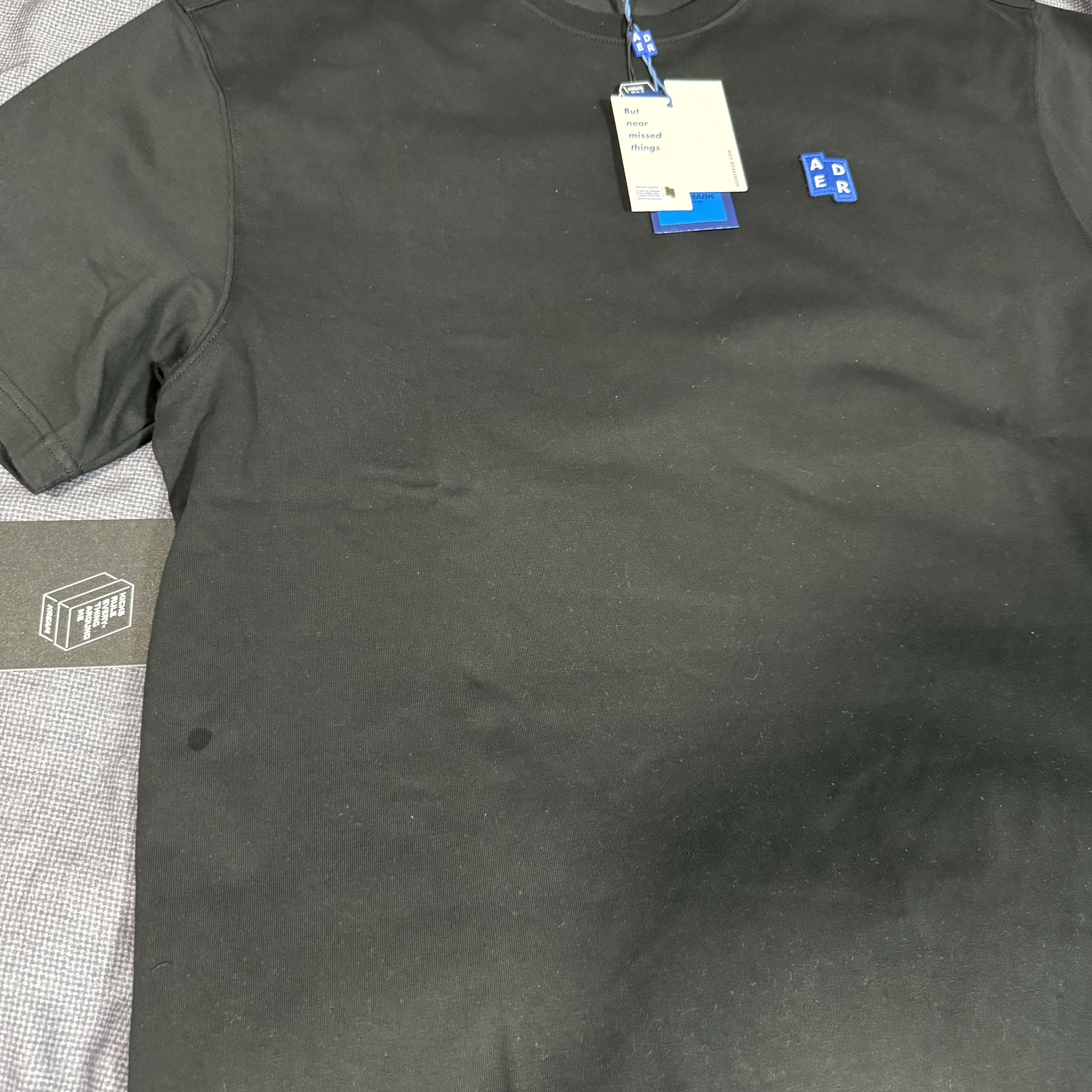 Ader Error Sig; TRS/BL Tag T-Shirt 01 Black 착용 스타일