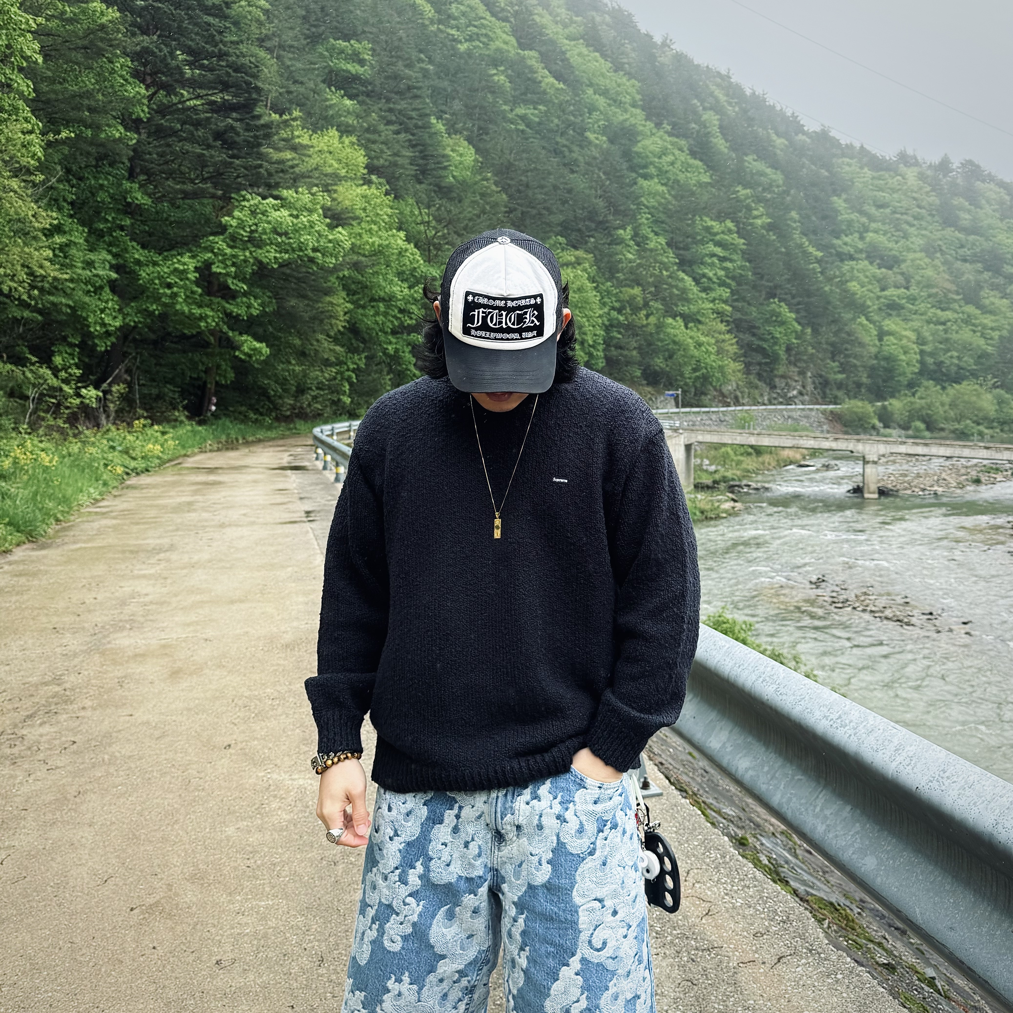 Chrome Hearts Fuck Hollywood Trucker Hat Black White, Supreme Flames Jacquard Baggy Denim Shorts Washed Indigo - 23SS 착용 스타일 - 1