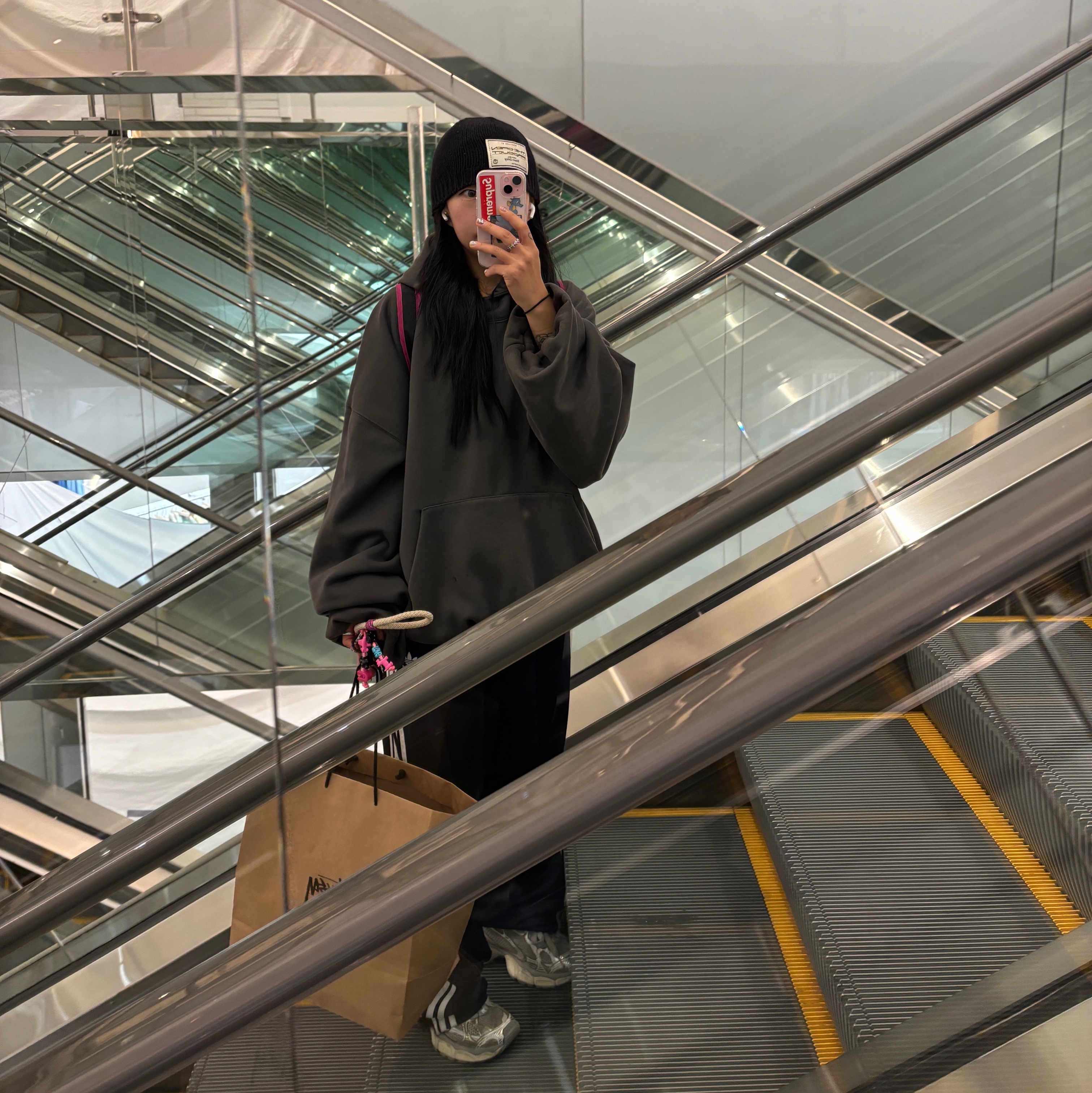 Yeezy Gap Engineered By Balenciaga Dove Hoodie Black, Balenciaga 3XL Sneakers Light Beige 착용 스타일