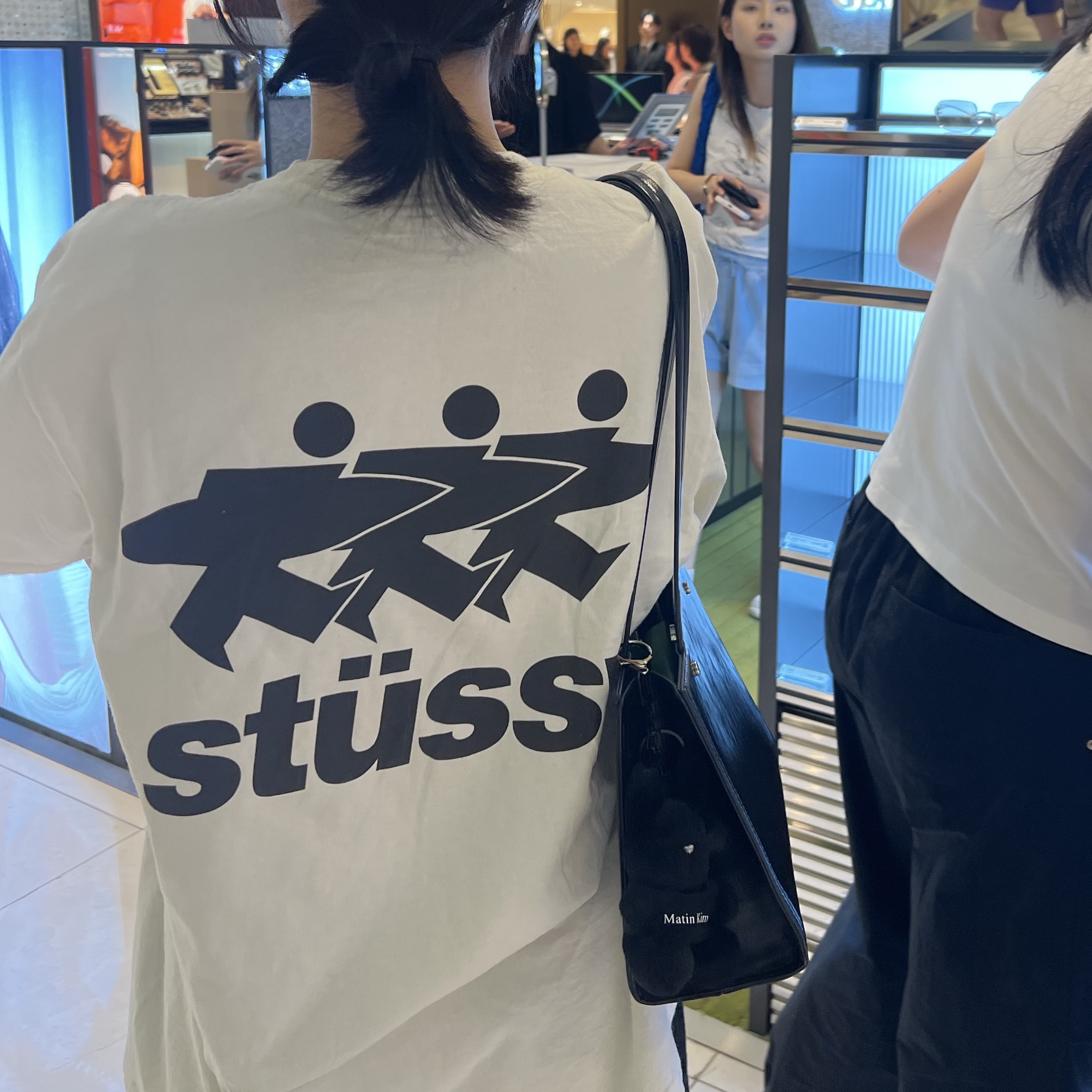 Stussy Surfwalk Pigment Dyed T-Shirt Black 착용 스타일 - 1