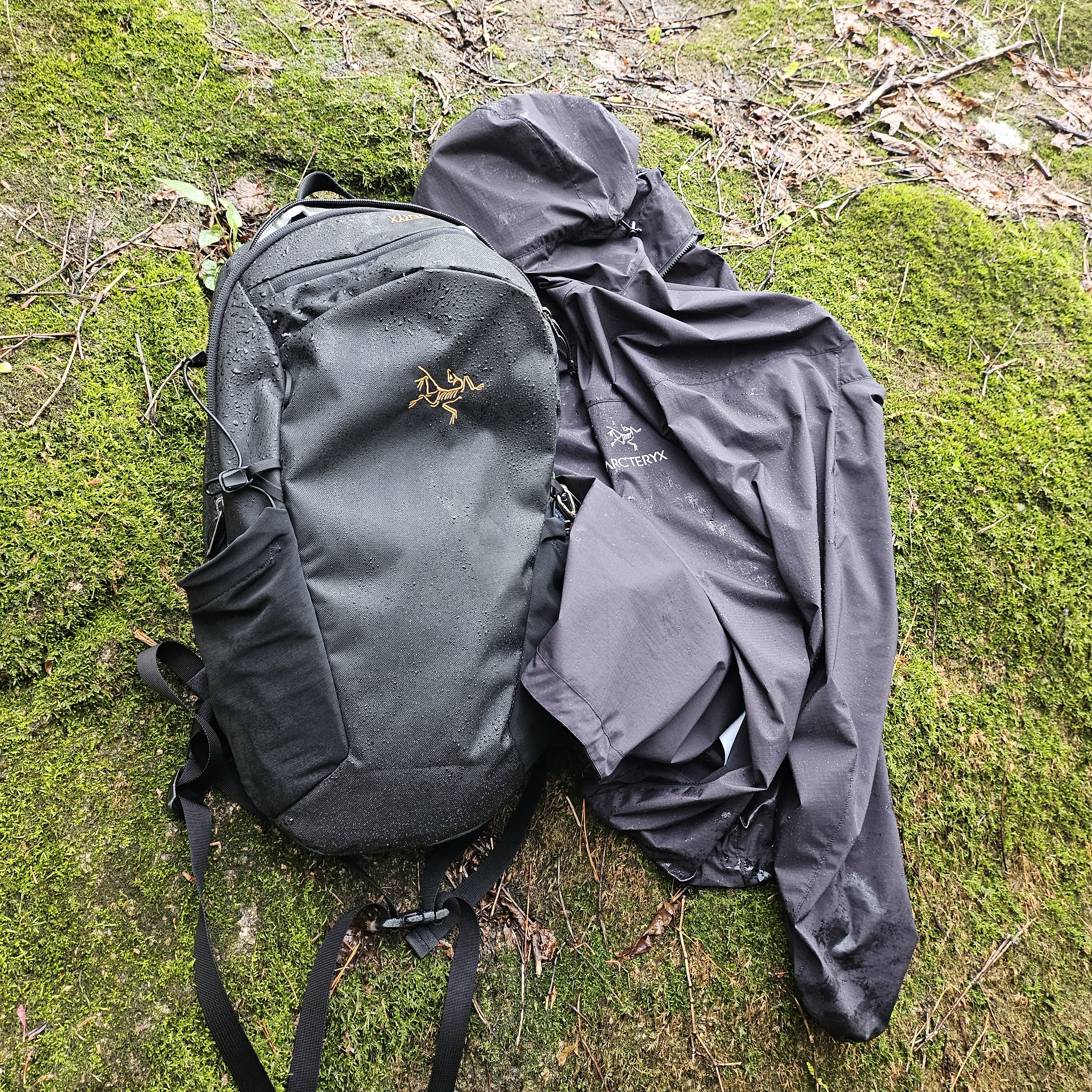 Arc'teryx Squamish Hoody Black, Arc'teryx Gore 5 Panel Cap Black 착용 스타일 - 3