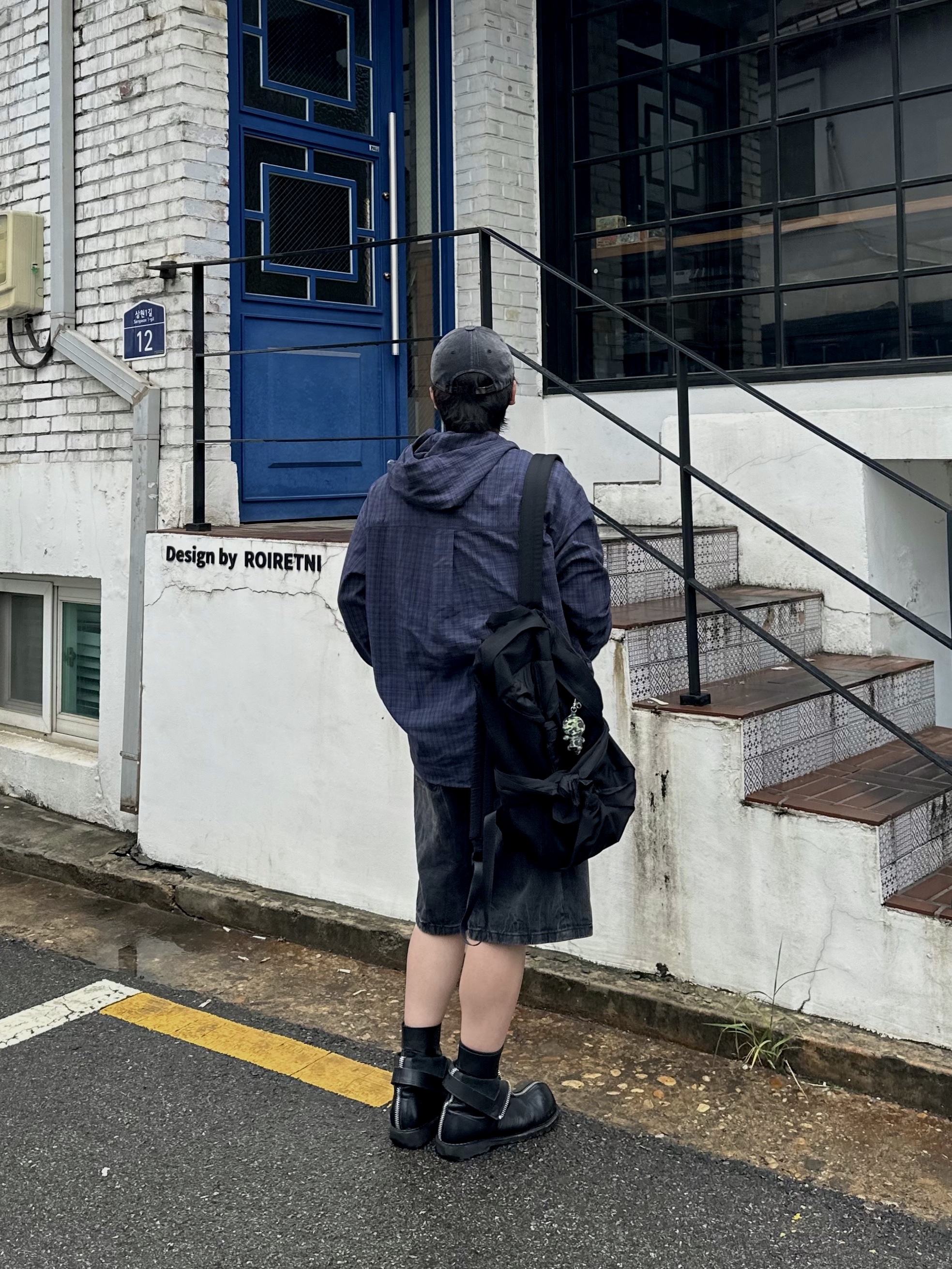 Millo Archive Denim Bermuda Pants Washed Black 착용 스타일 - 4