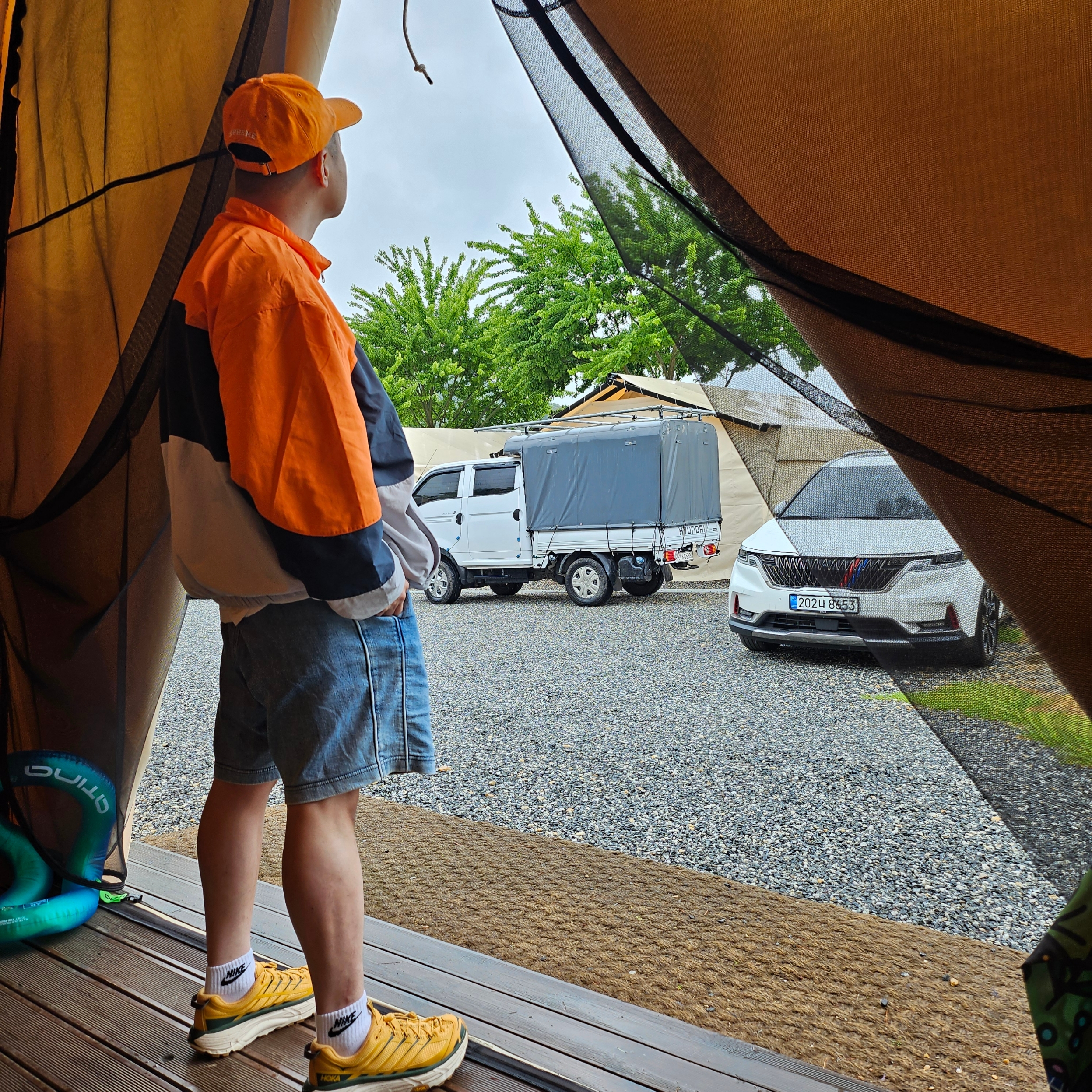 Supreme Pigment Canvas S Logo 6-Panel Orange - 23SS, Hoka Mafate Three 2 Golden Yellow Eggnog 착용 스타일 - 1