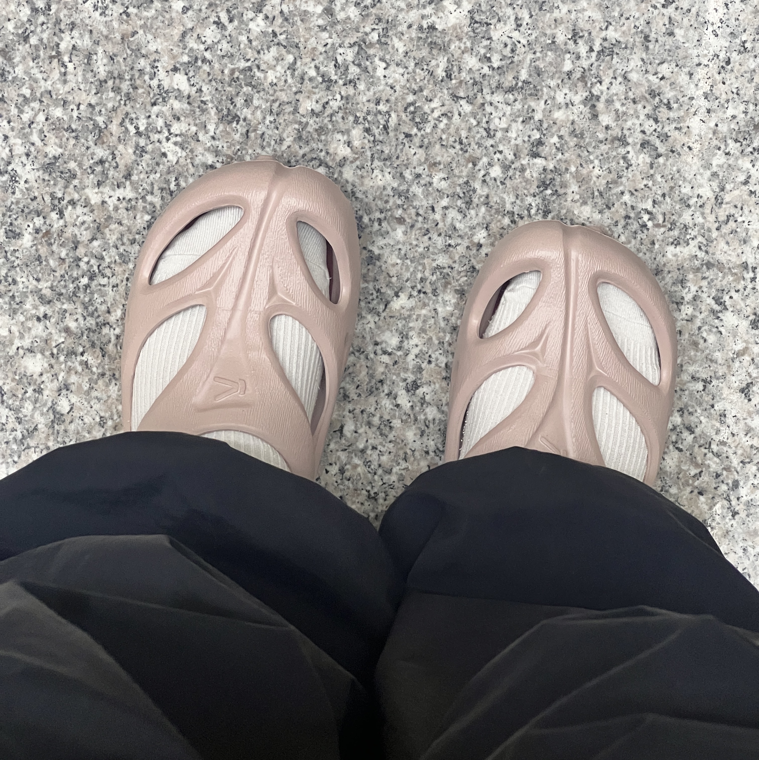 (W) Keen Shanti Fawn Merlot 착용 스타일