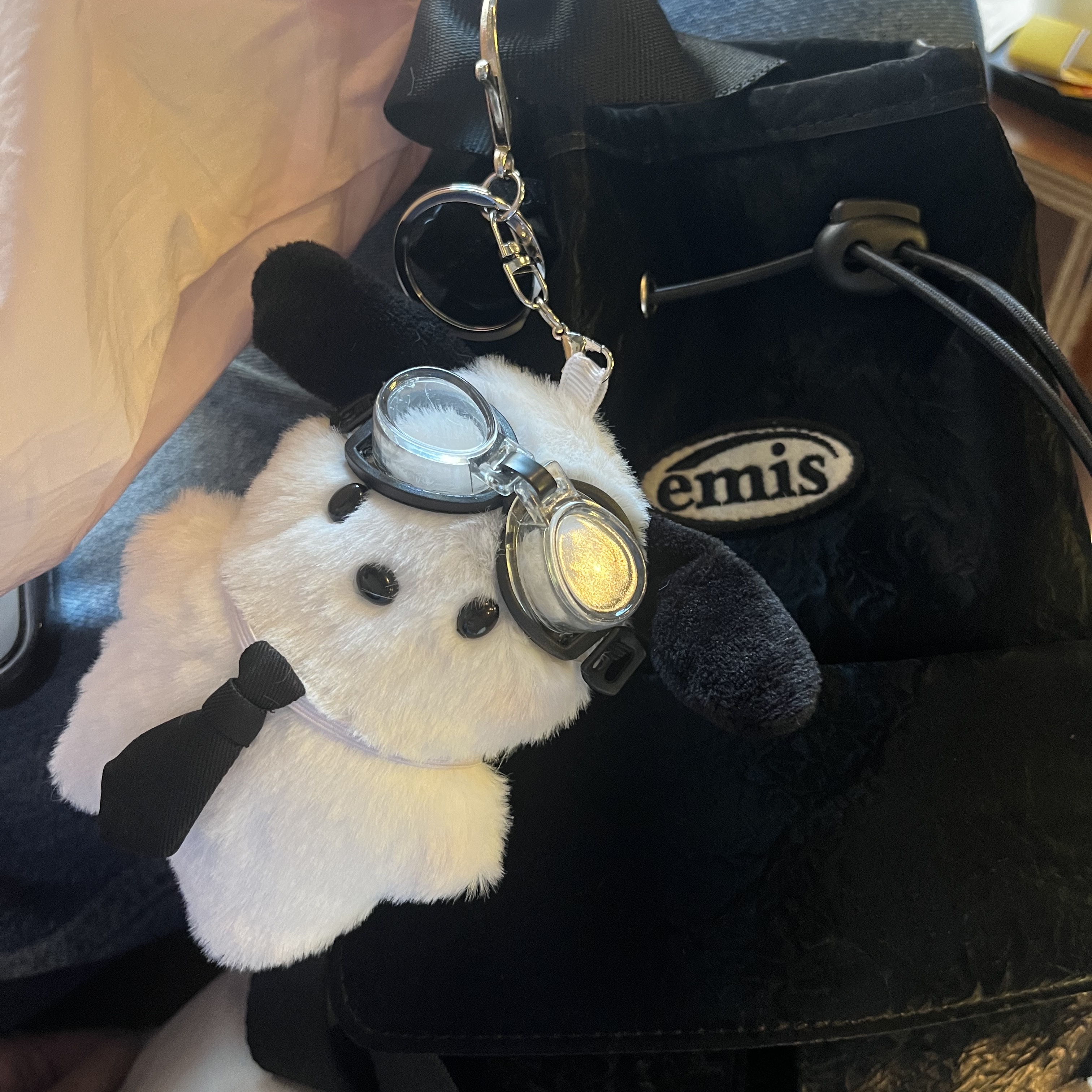 Emis Mini Wappen Pocket Backpack Black 착용 스타일