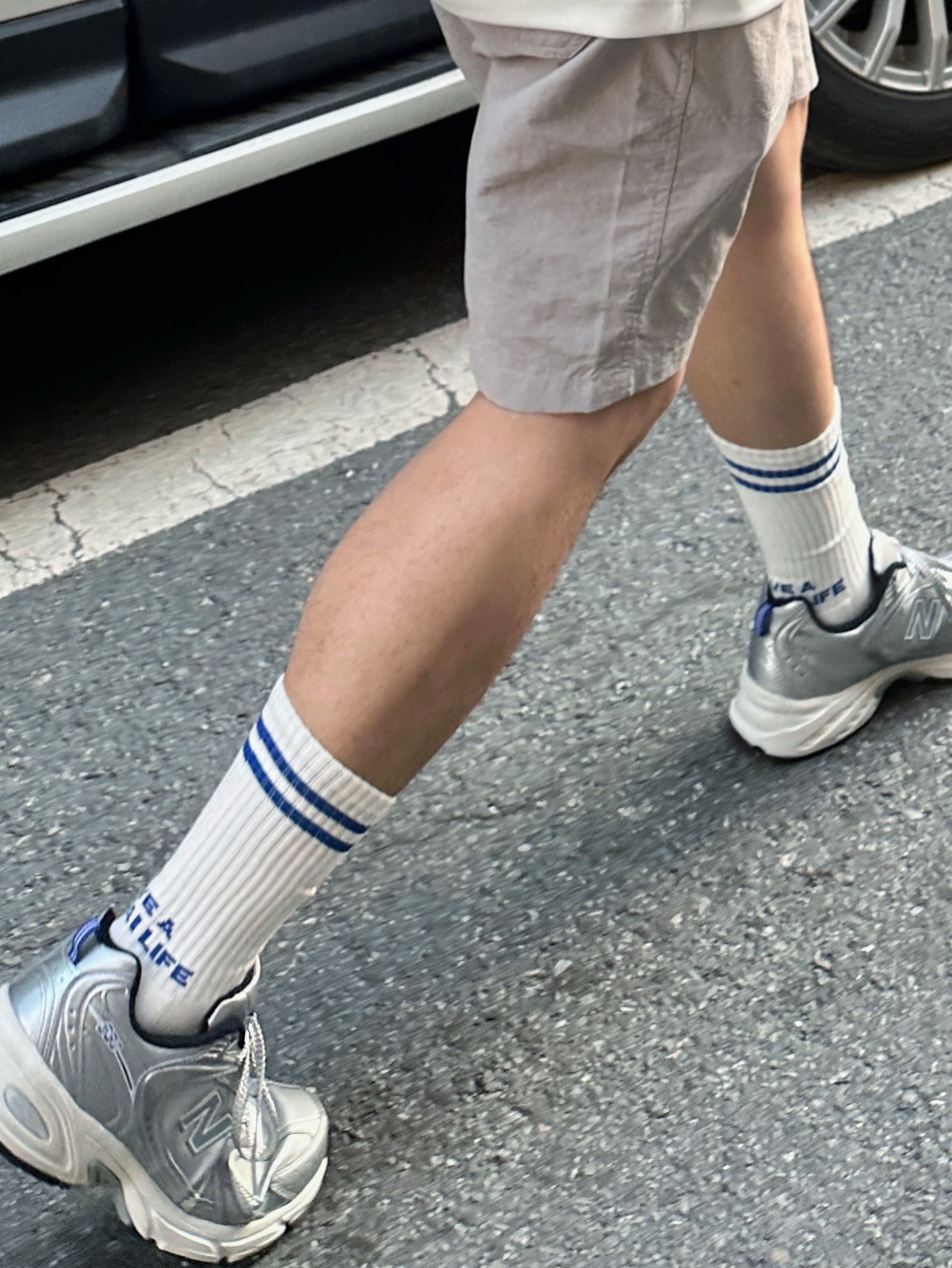 New Balance x Yeseyesee 530 Silver Royal Blue 착용 스타일 - 2