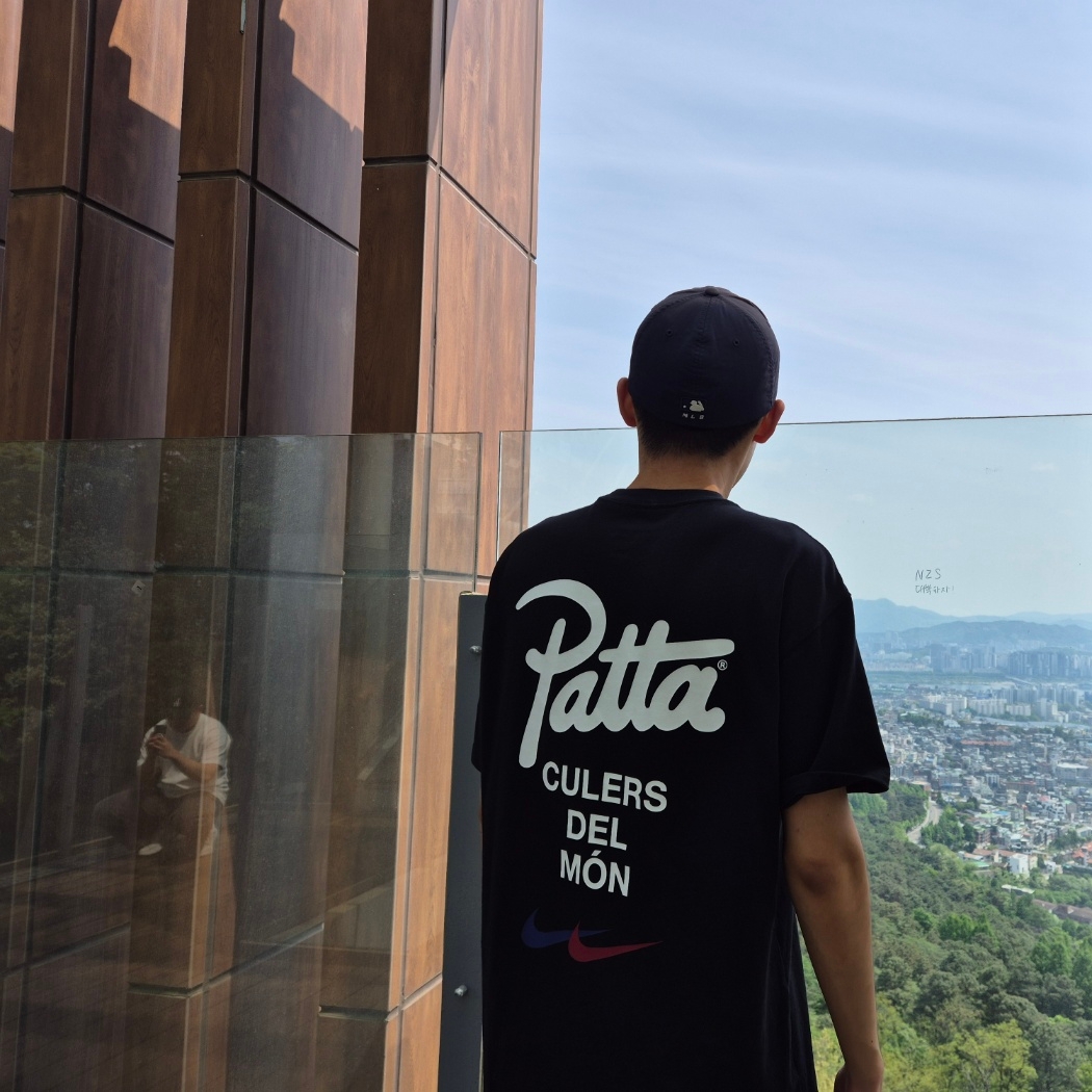 Nike x Patta x FC Barcelona Max90 T-Shirt Culers del Món (FJ4208-010) 착용 스타일