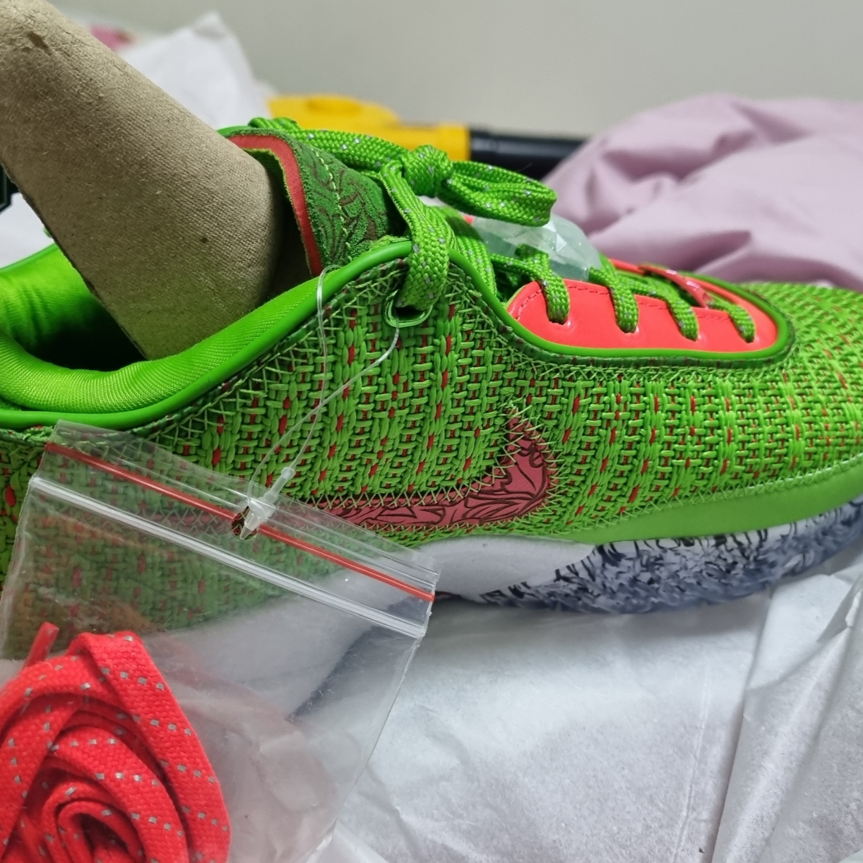 Nike LeBron XX Christmas EP Green Apple University Red 착용 스타일