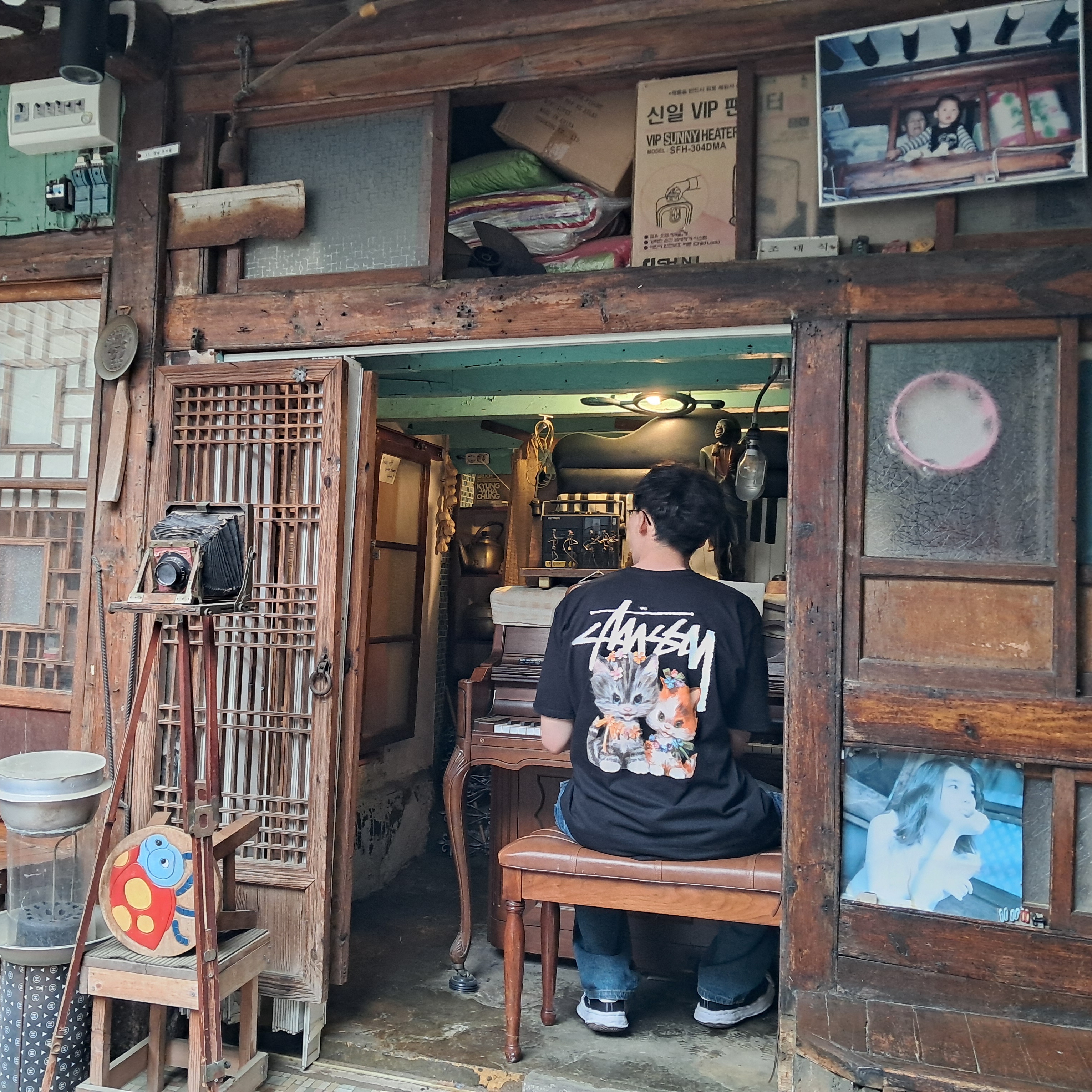 Stussy Kittens T-Shirt Black, Maison Mihara Yasuhiro Blakey OG Sole Canvas Low-top Sneakers Black White 착용 스타일 - 2
