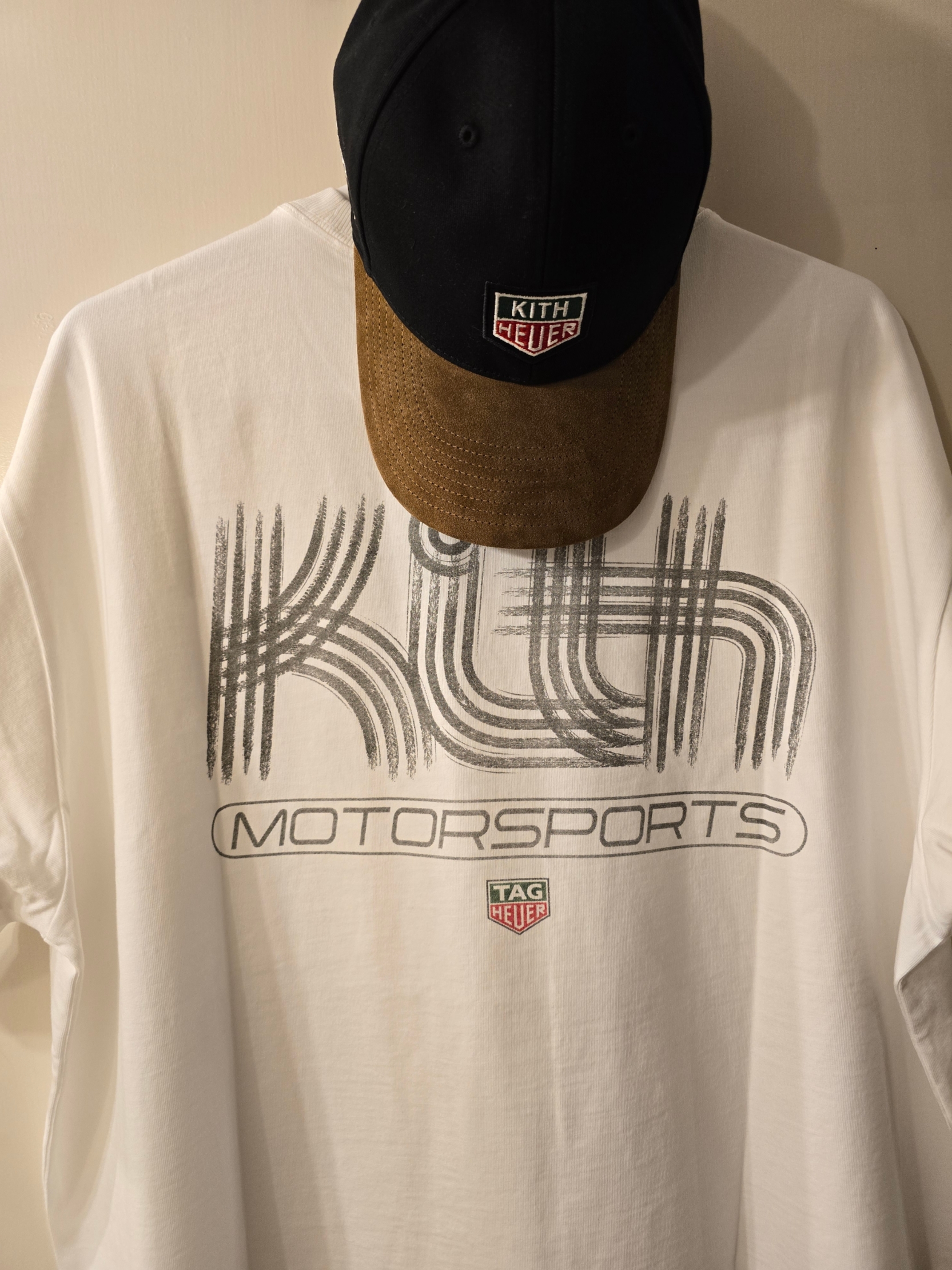 Kith x TAG Heuer Kith Badge Pocket T-Shirt White, Kith x TAG Heuer Aaron Suede Brim Cap Black 착용 스타일 - 1