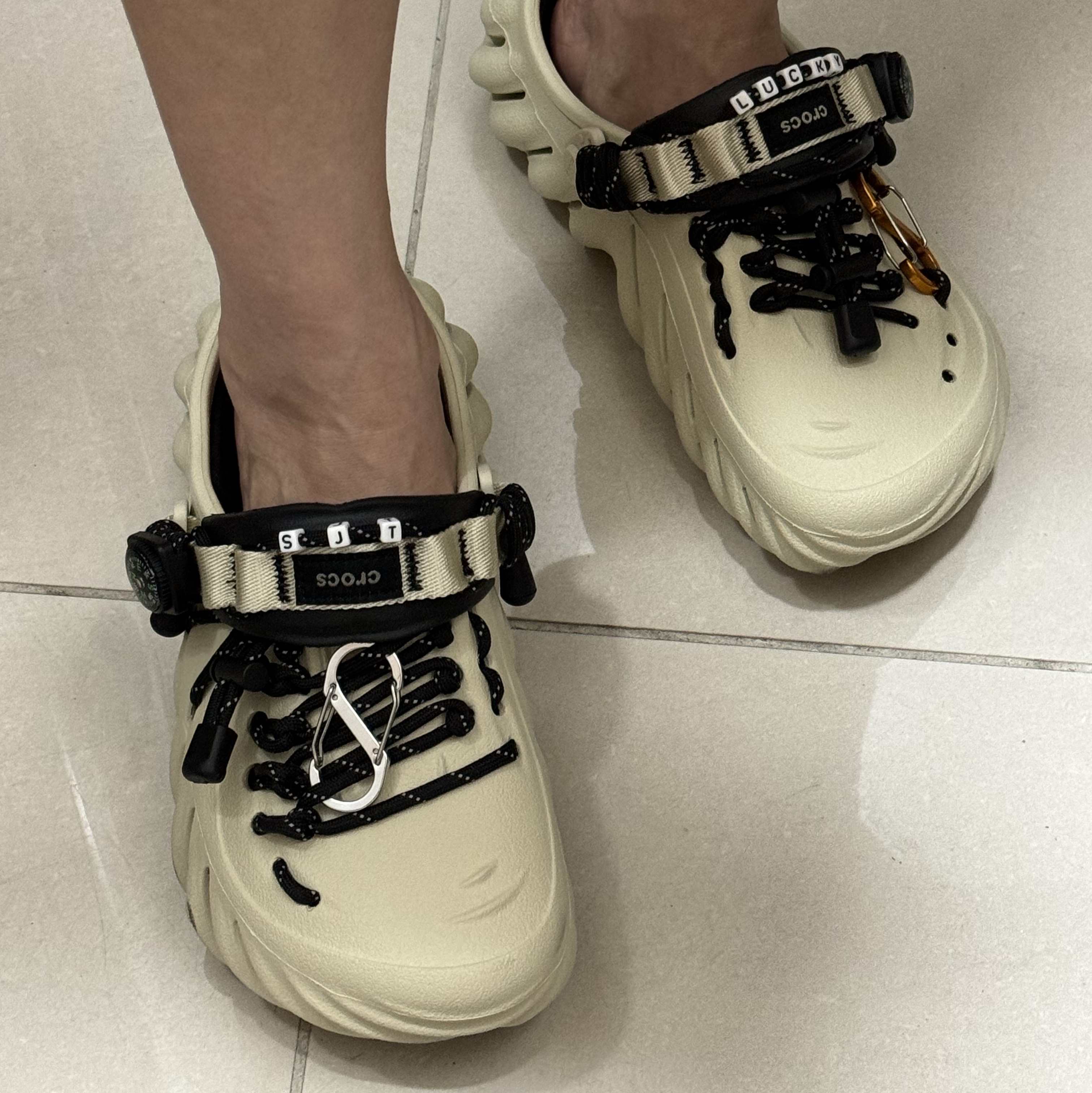 Crocs Echo Clog Bone Black 착용 스타일