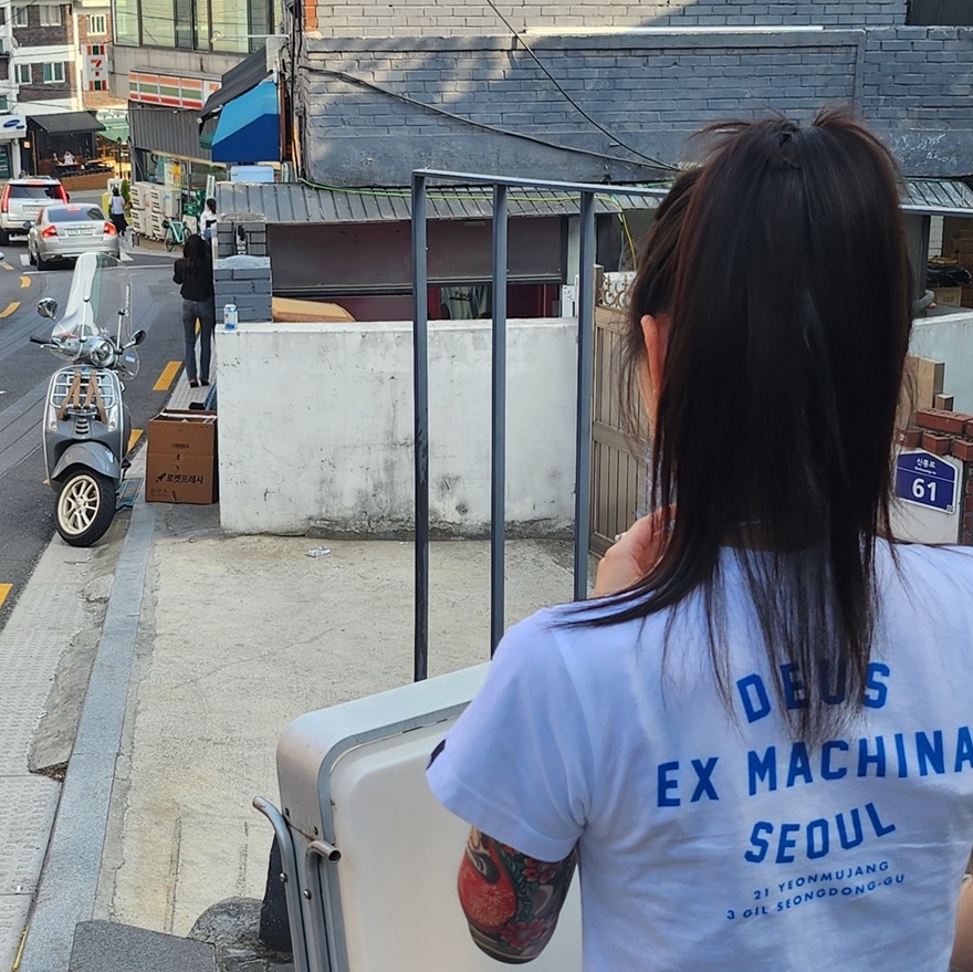 (Kids) Deus Ex Machina College Seongsu T-Shirt White Midnight Blue 착용 스타일