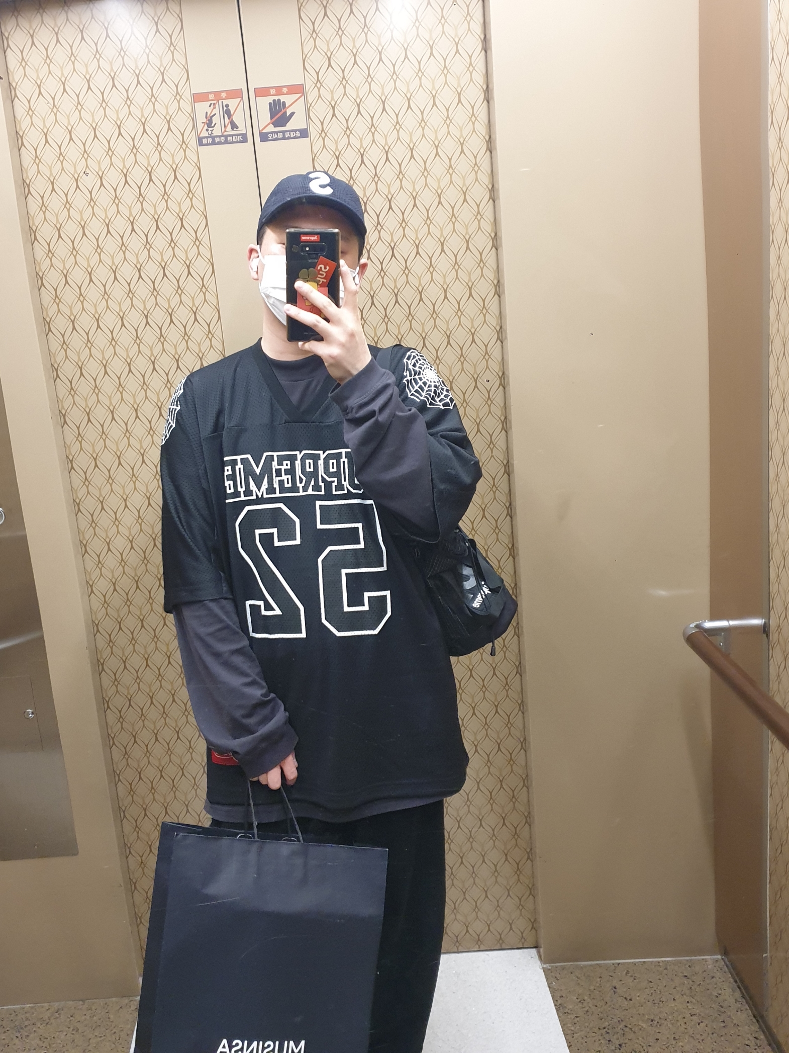 Supreme Spiderweb Football Jersey Black - 24SS, Supreme Seersucker S Logo 6-Panel Black - 24SS 착용 스타일 - 4