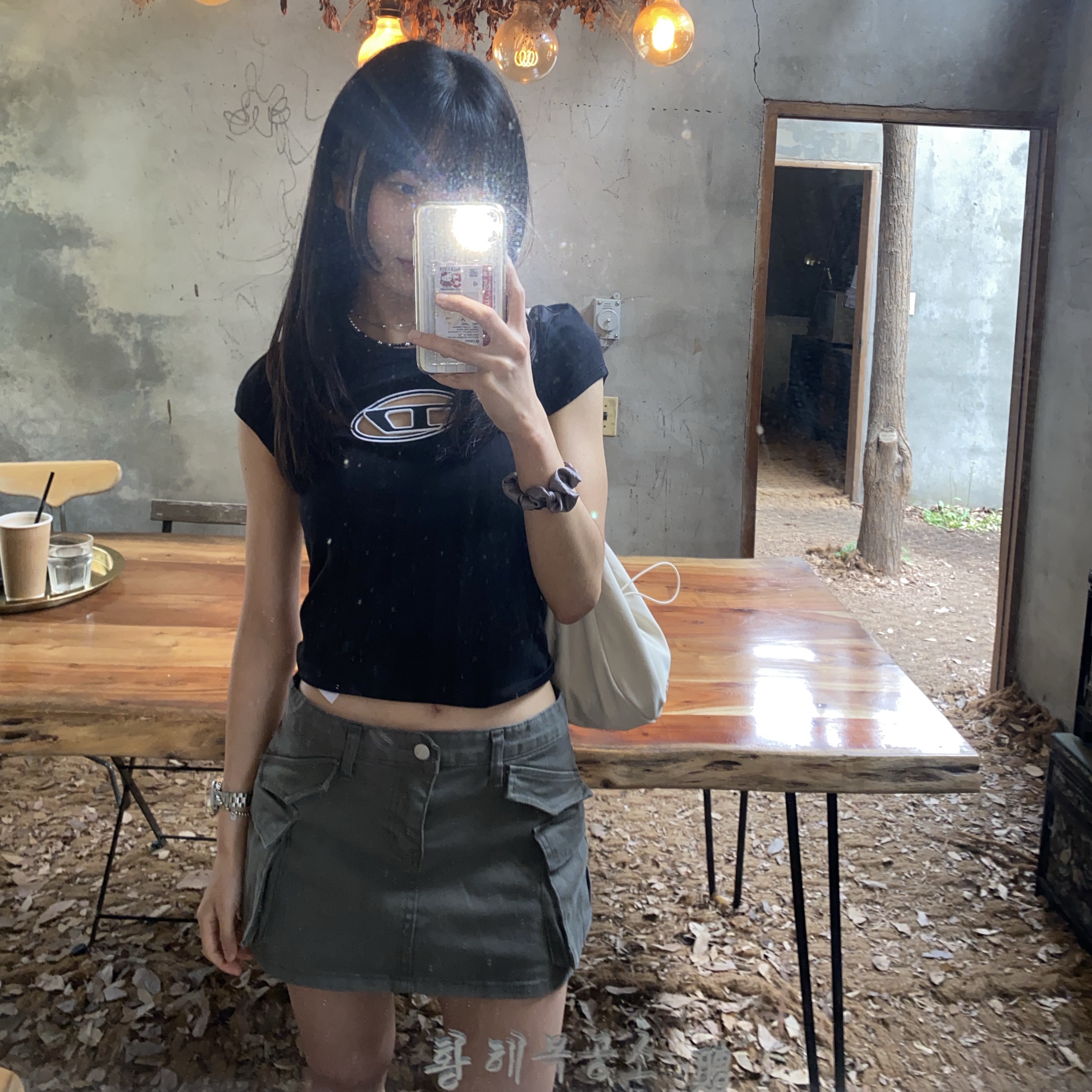 (W) 디젤 T-안지 피카부 로고 티셔츠 블랙 착용 스타일 - 1