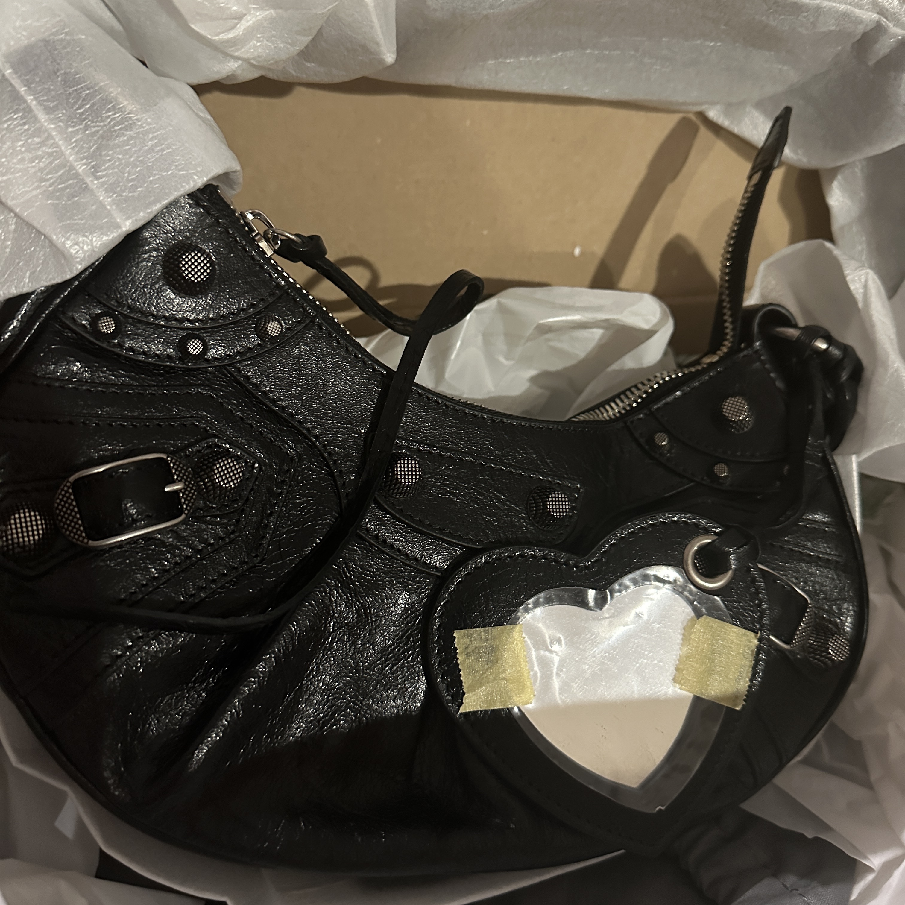 Balenciaga Arena Lambskin Le Cagole XS Shoulder Bag Black 착용 스타일