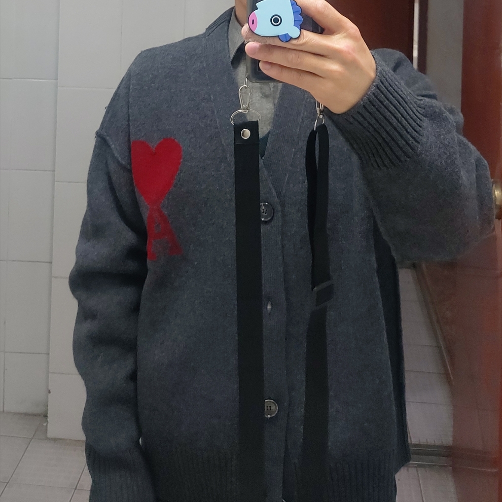 AMI de Coeur Cardigan Heather Grey Red 착용 스타일 - 2