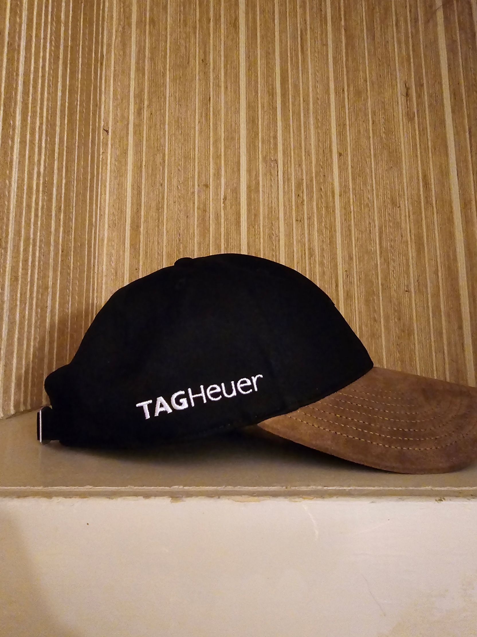 Kith x TAG Heuer Kith Badge Pocket T-Shirt White, Kith x TAG Heuer Aaron Suede Brim Cap Black 착용 스타일 - 4