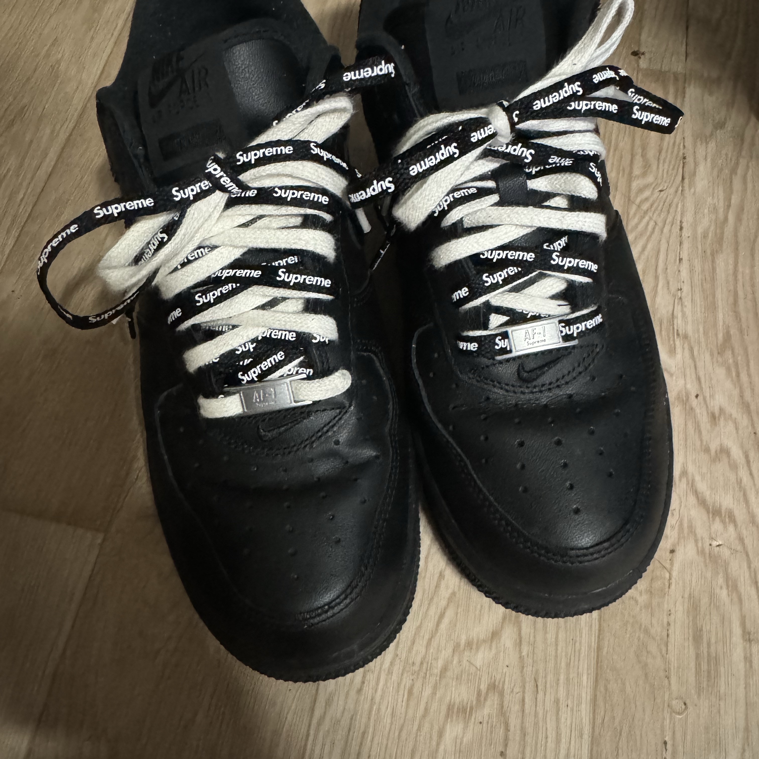 Nike x Supreme Air Force 1 Low Black 착용 스타일 - 1