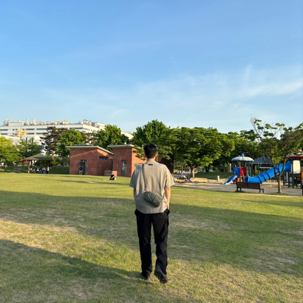 Essentials Heavy Jersey Crewneck T-Shirt Dark Heather Oatmeal - 24SS, Porter Tanker Shoulder Bag Sage Green 착용 스타일 - 2