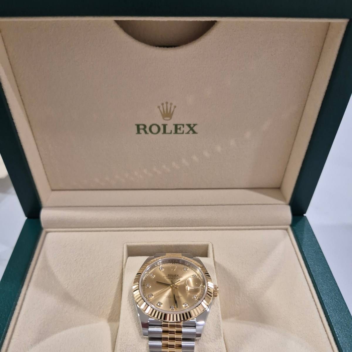 Rolex Datejust 41mm 126333 Champagne Diamond-Set Jubilee 착용 스타일 - 4