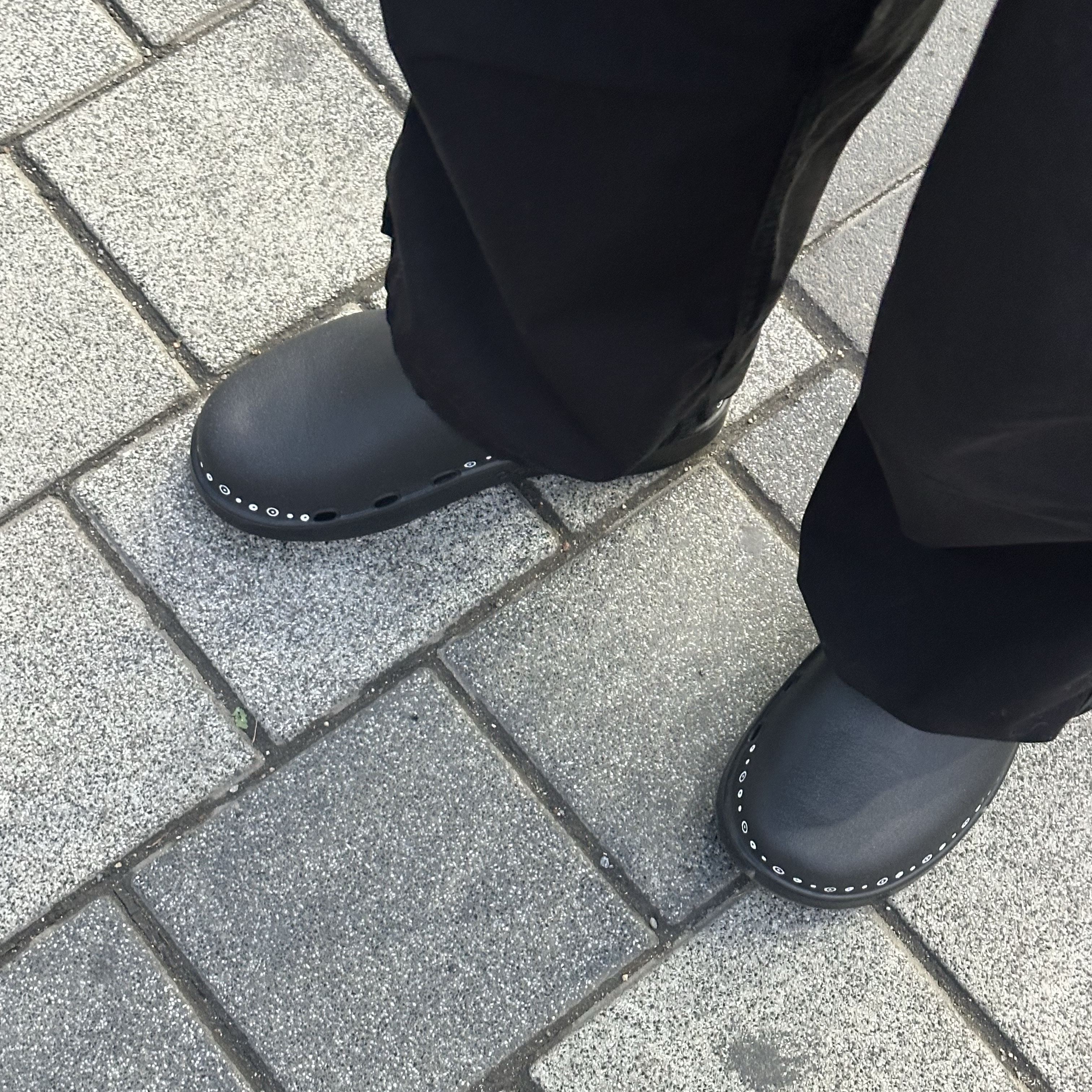 Oofos x 10 Corso Como Clog Black 착용 스타일
