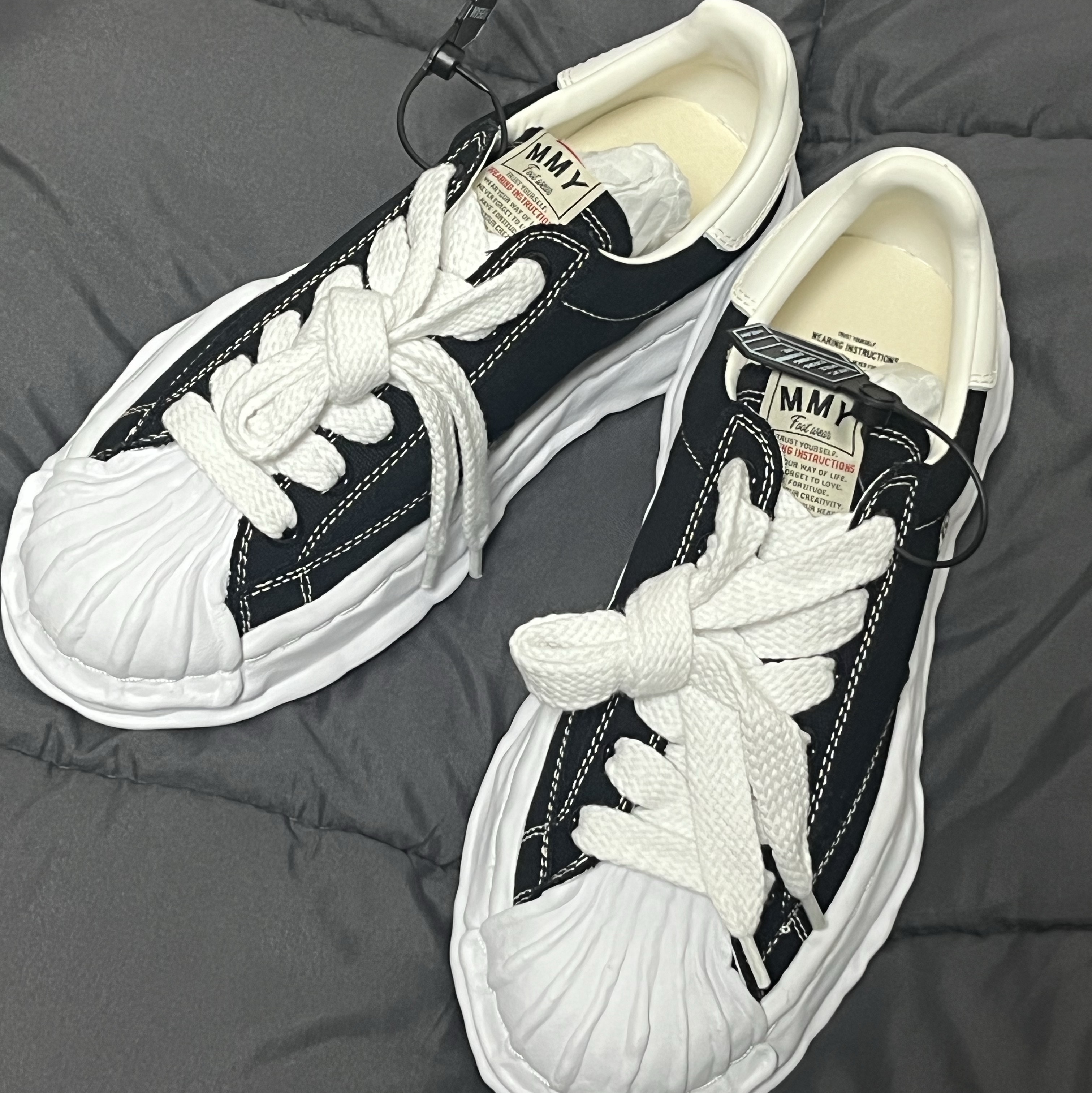 Maison Mihara Yasuhiro Blakey OG Sole Canvas Low-top Sneakers Black White, (W) Balenciaga Track Sneakers Black White 착용 스타일 - 3