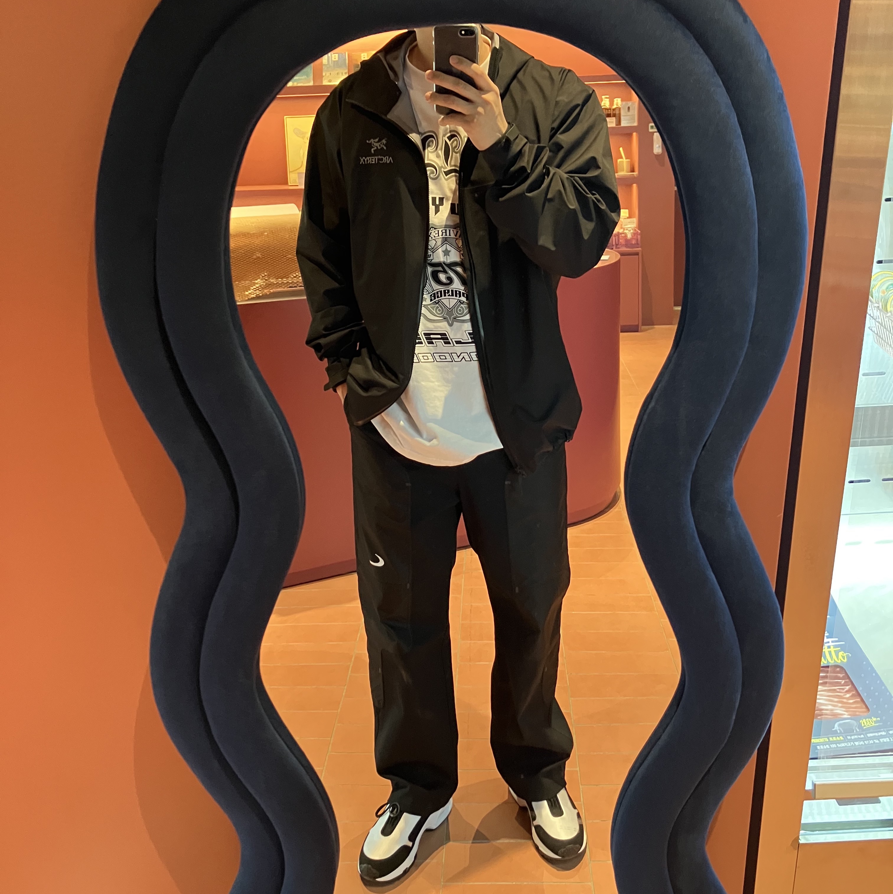 Palace Avirex T-Shirt White - 23FW, Nike x Off-White NRG Pants Black 착용 스타일