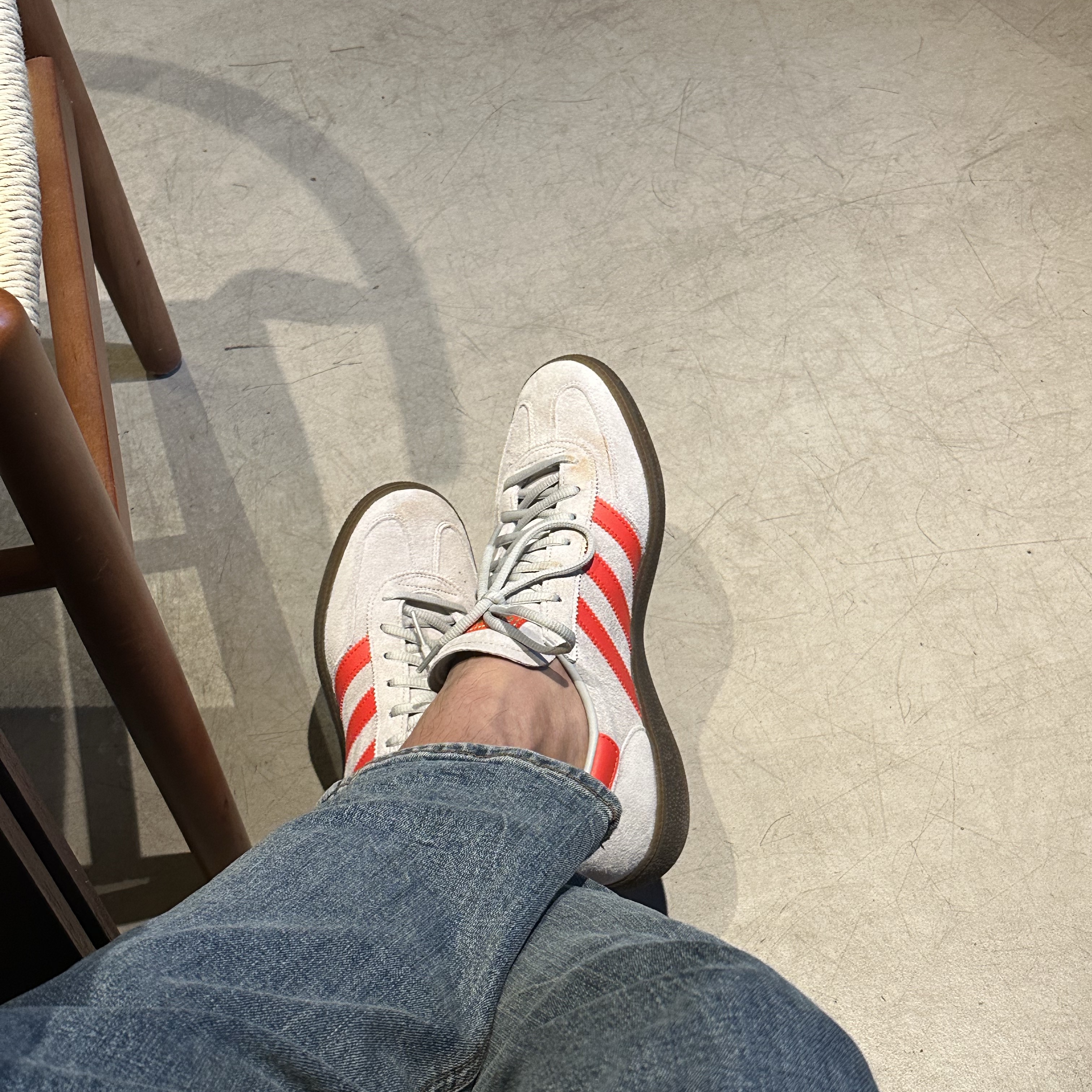 Adidas Spezial Handball Grey Hi-Res Red 착용 스타일