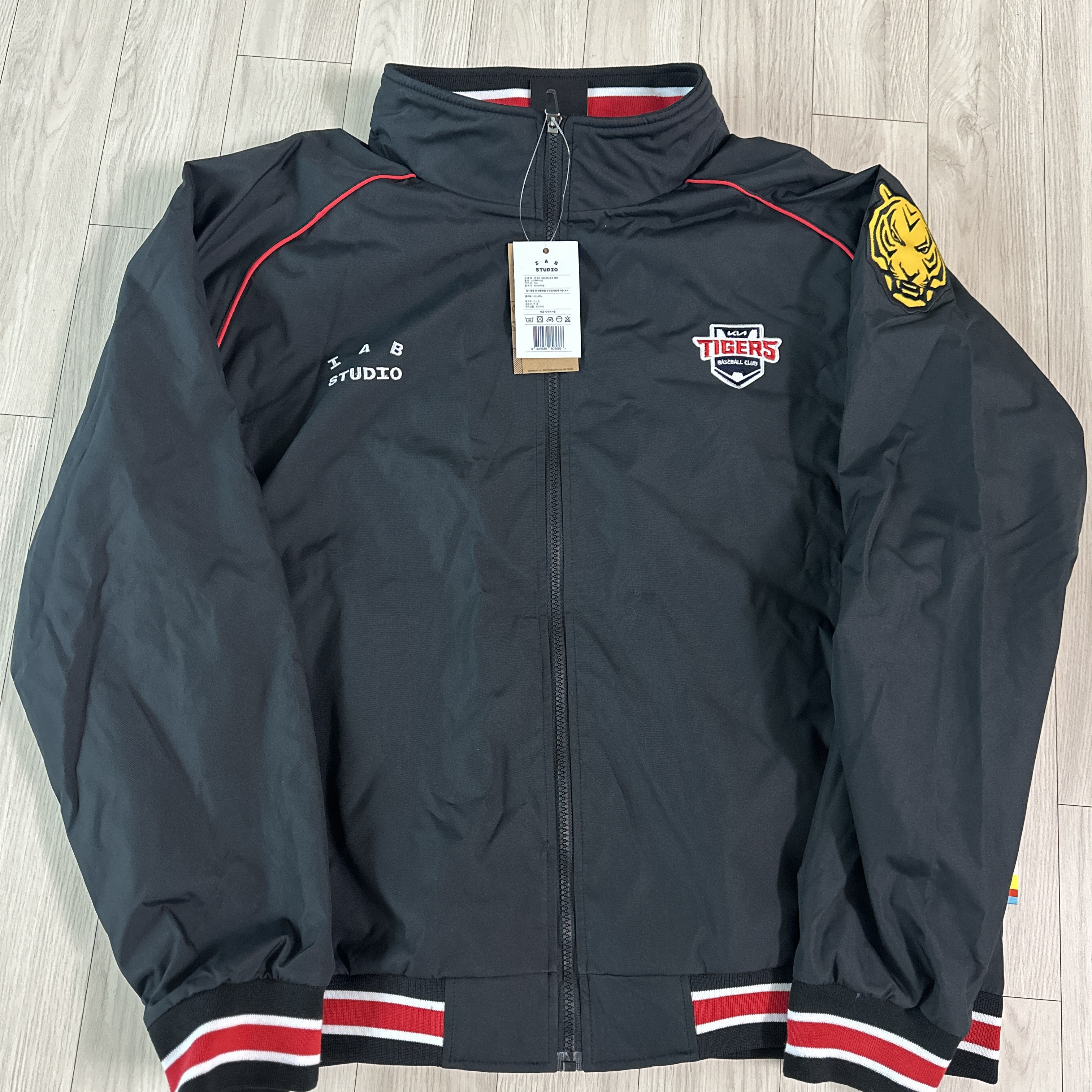 Kia Tigers x IAB Studio 24 Authentic Spring Autumn Jumper Black 착용 스타일