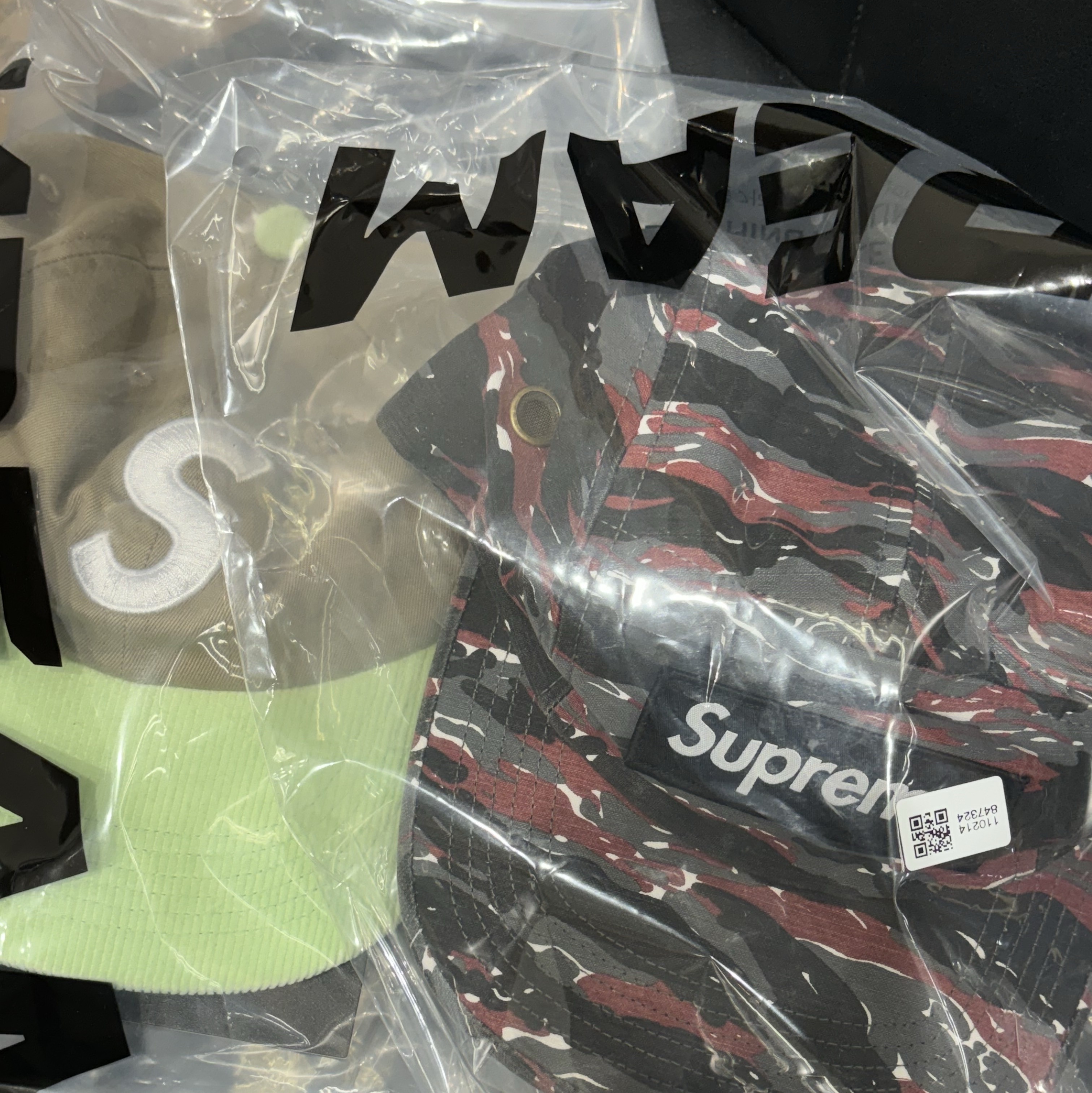 Supreme 2-Tone S Logo 6-Panel Tan - 24SS, Supreme Military Camp Cap Red Tiger - 24SS 착용 스타일