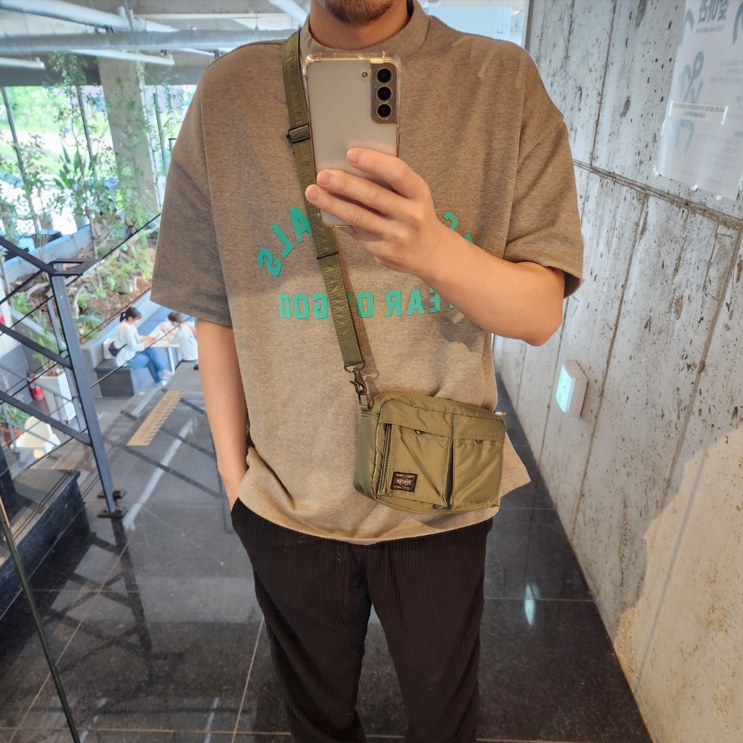 Essentials Heavy Jersey Crewneck T-Shirt Dark Heather Oatmeal - 24SS, Porter Tanker Shoulder Bag Sage Green 착용 스타일 - 1