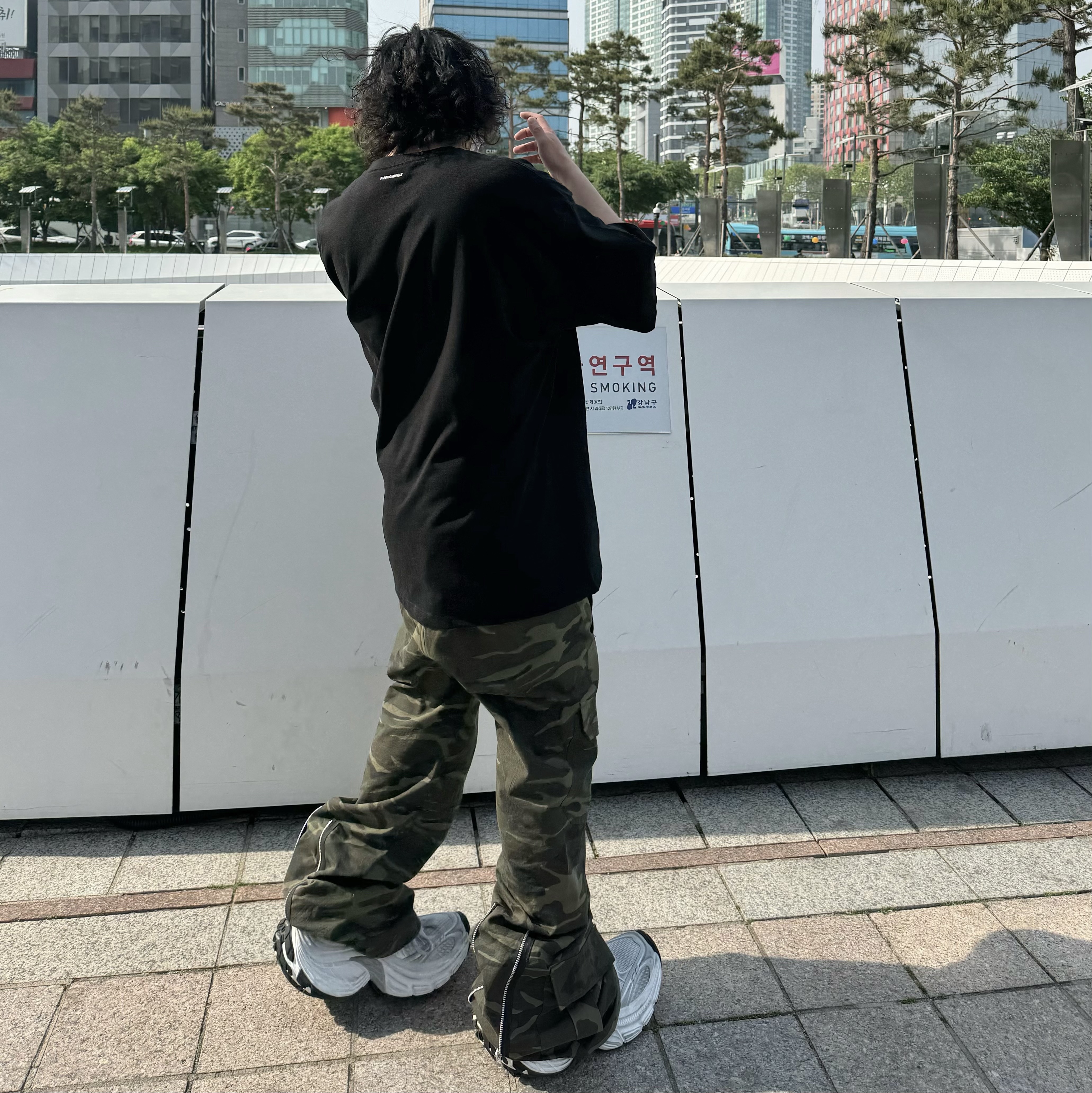 Balenciaga 10XL Sneakers White Grey Silver Black 착용 스타일 - 5