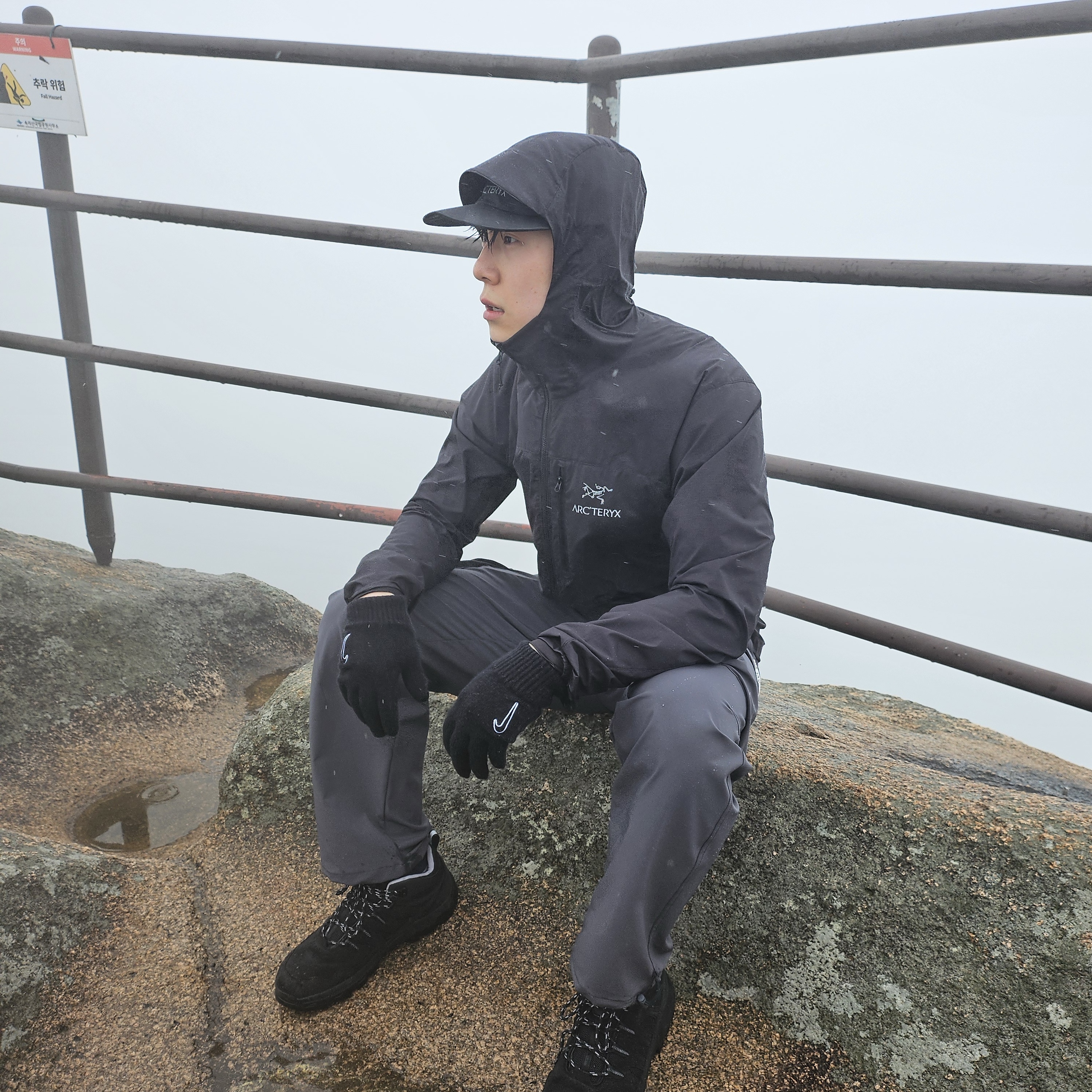 Arc'teryx Squamish Hoody Black, Arc'teryx Gore 5 Panel Cap Black 착용 스타일 - 2