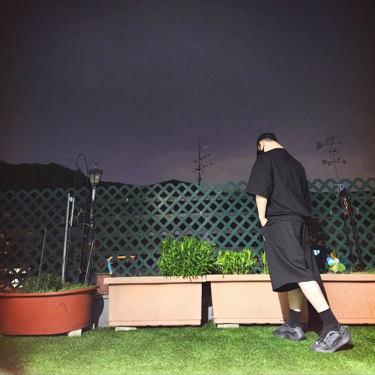 Yeezy Gap Engineered By Balenciaga Flame Cap Black, Adidas Yeezy 700 V3 Alvah 착용 스타일 - 2