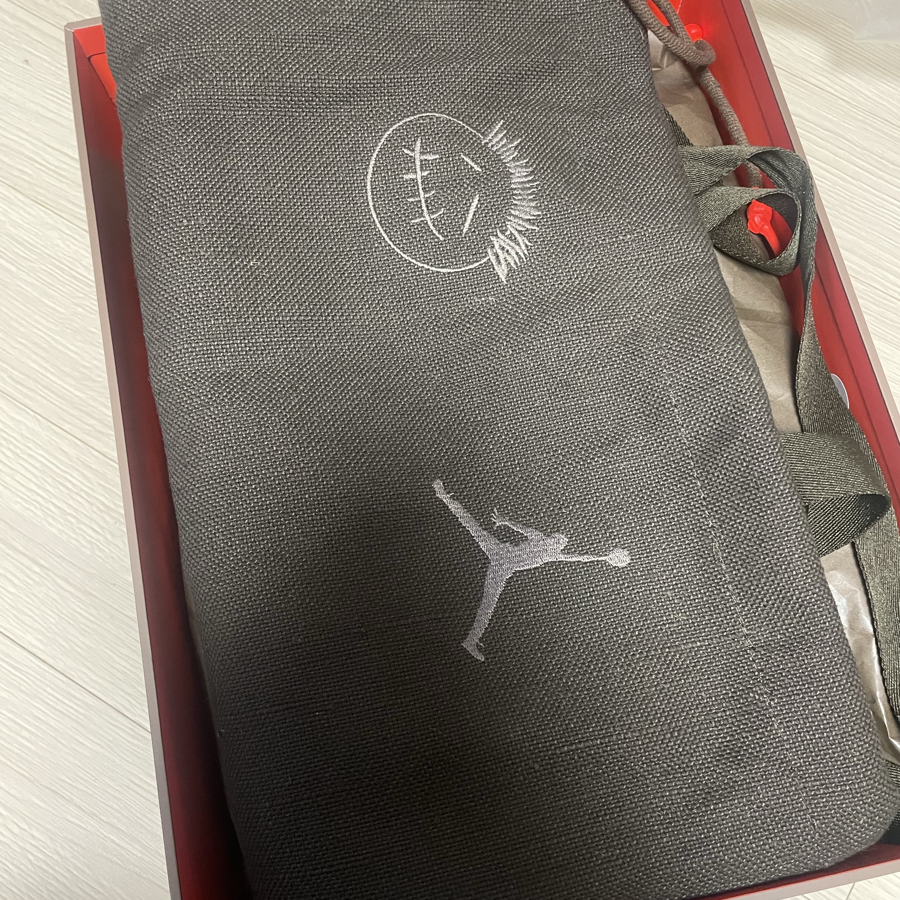 Jordan x Travis Scott Jumpman Jack TR Sail and Dark Mocha 착용 스타일 - 2