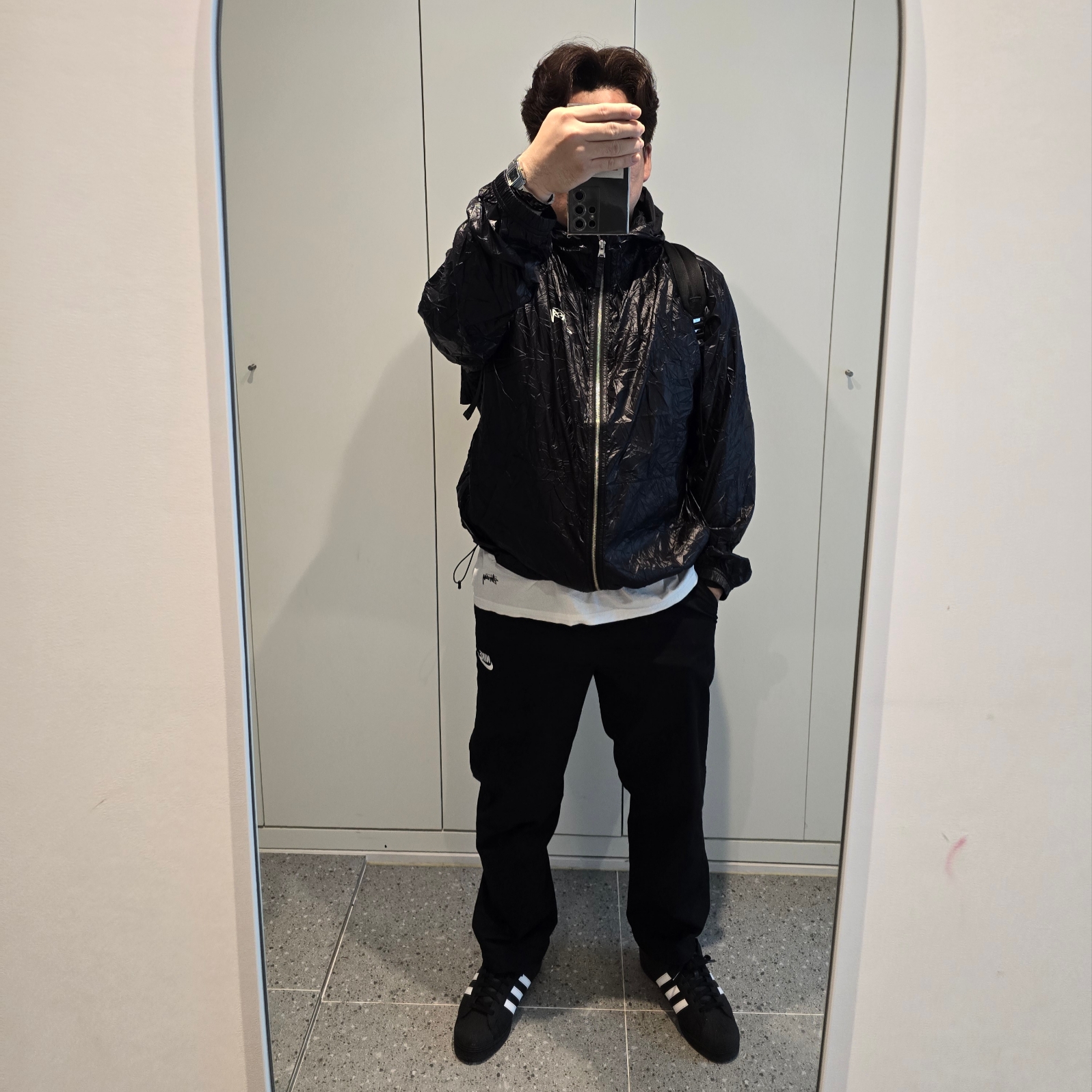 Stussy Beach Shell Wrinkled Nylon Jacket Black 착용 스타일 - 1