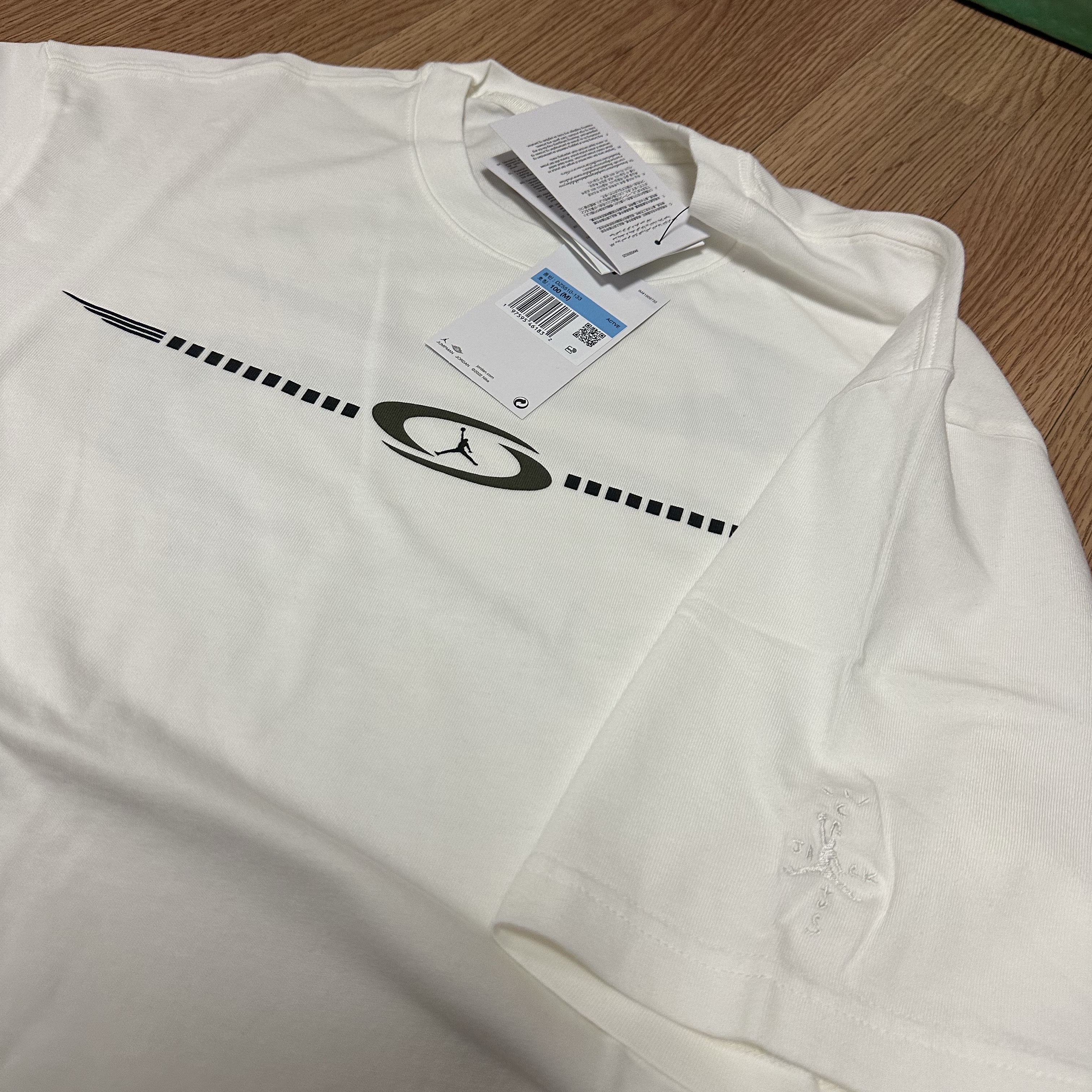 Jordan x Travis Scott T-Shirts Sail (DZ5510-133) 착용 스타일 - 2