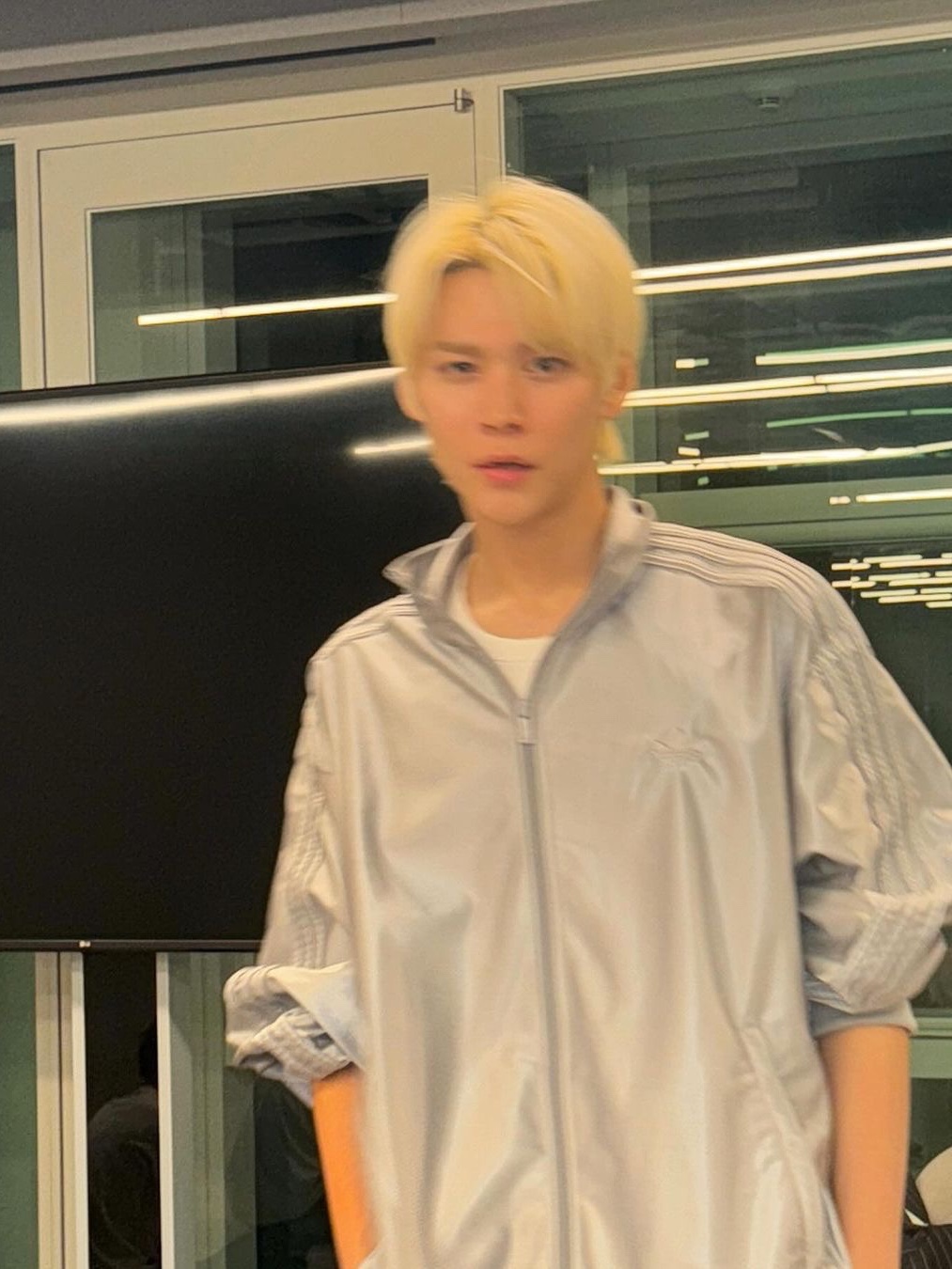 Adidas Oversized Firebird Track Top Light Onix - KR Sizing 착용 스타일 - 3