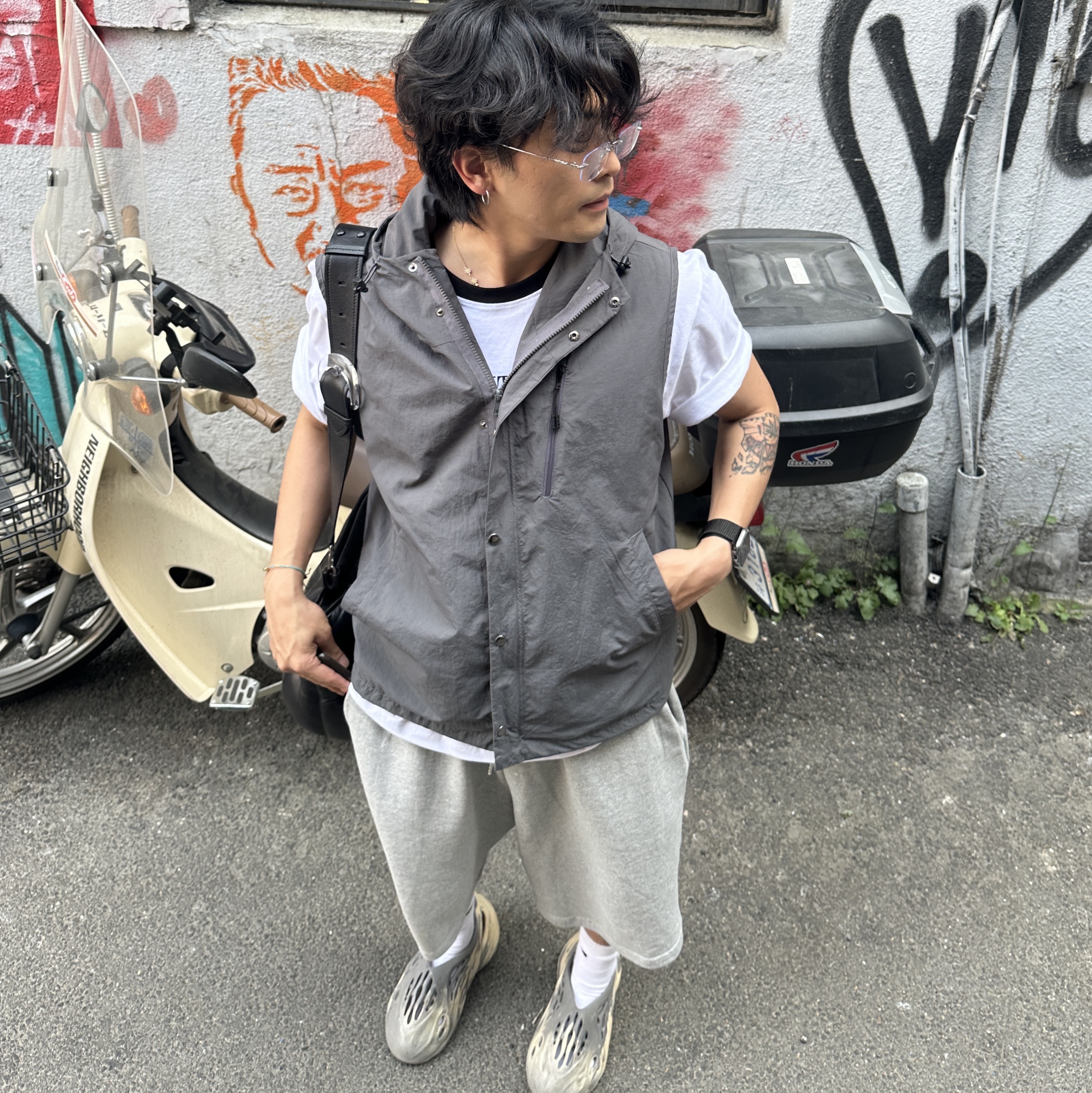 Adidas Yeezy Foam RNNR MXT Moon Gray 착용 스타일
