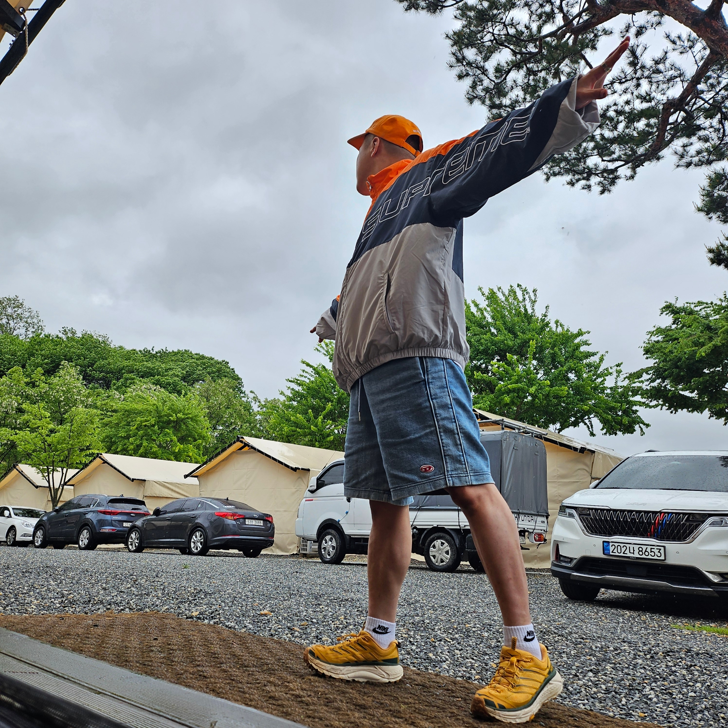 Supreme Pigment Canvas S Logo 6-Panel Orange - 23SS, Hoka Mafate Three 2 Golden Yellow Eggnog 착용 스타일 - 4